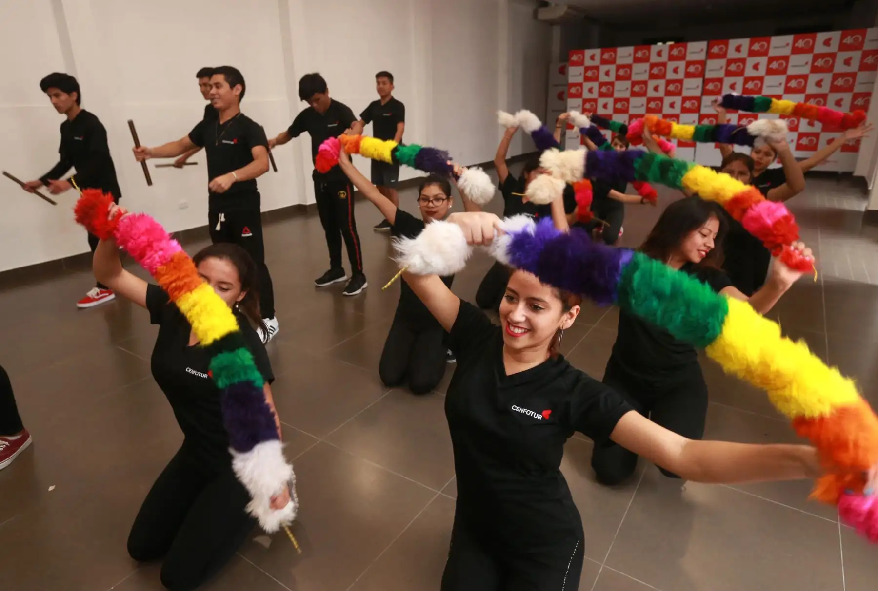 Estudiantes demuestran  habilidades que desarrollaron en el Taller de Danzas Folklóricas del Cenfotur. Foto: ANDINA/Norman Córdova .Foto: ANDINA/Norman Córdova