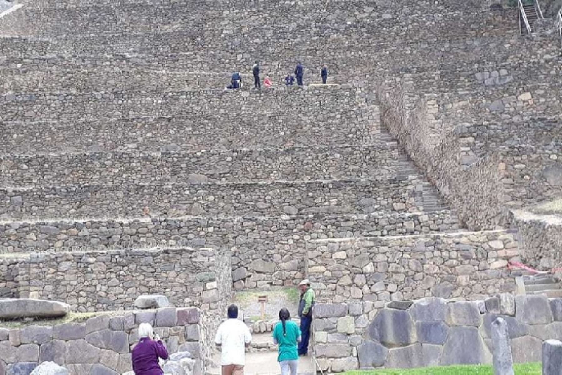 El turista norteamericano Jhon Benjamín Carmichael, de 62 años de edad, falleció este mediodía cuando ascendía hacia la parte alta del conjunto arqueológico de Ollantaytambo, en la región Cusco.