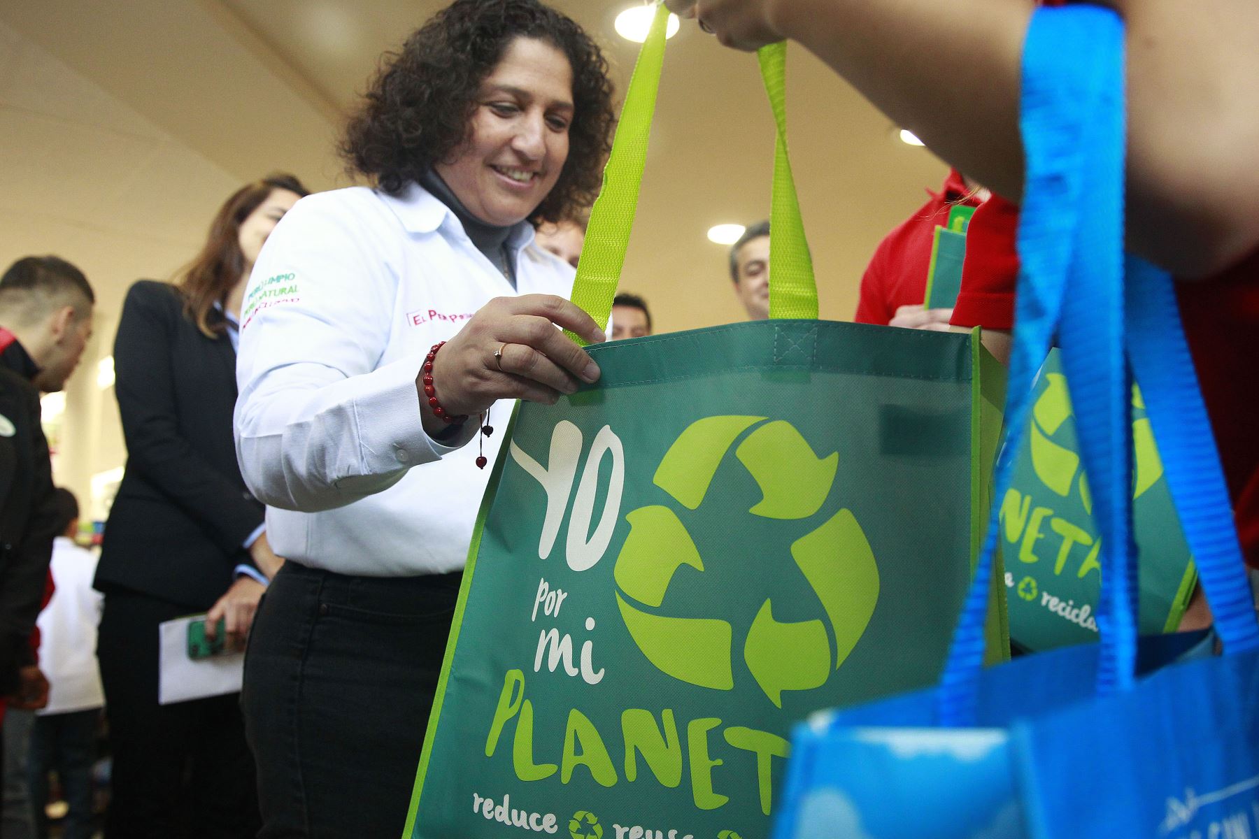 La ministra del Ambiente, Fabiola Muñoz, resaltó la reducción de bolsas de plástico de un solo uso. ANDINA/Eddy Ramos