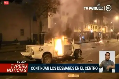 Incendian vehículo policial en segunda marcha contra el Congreso.