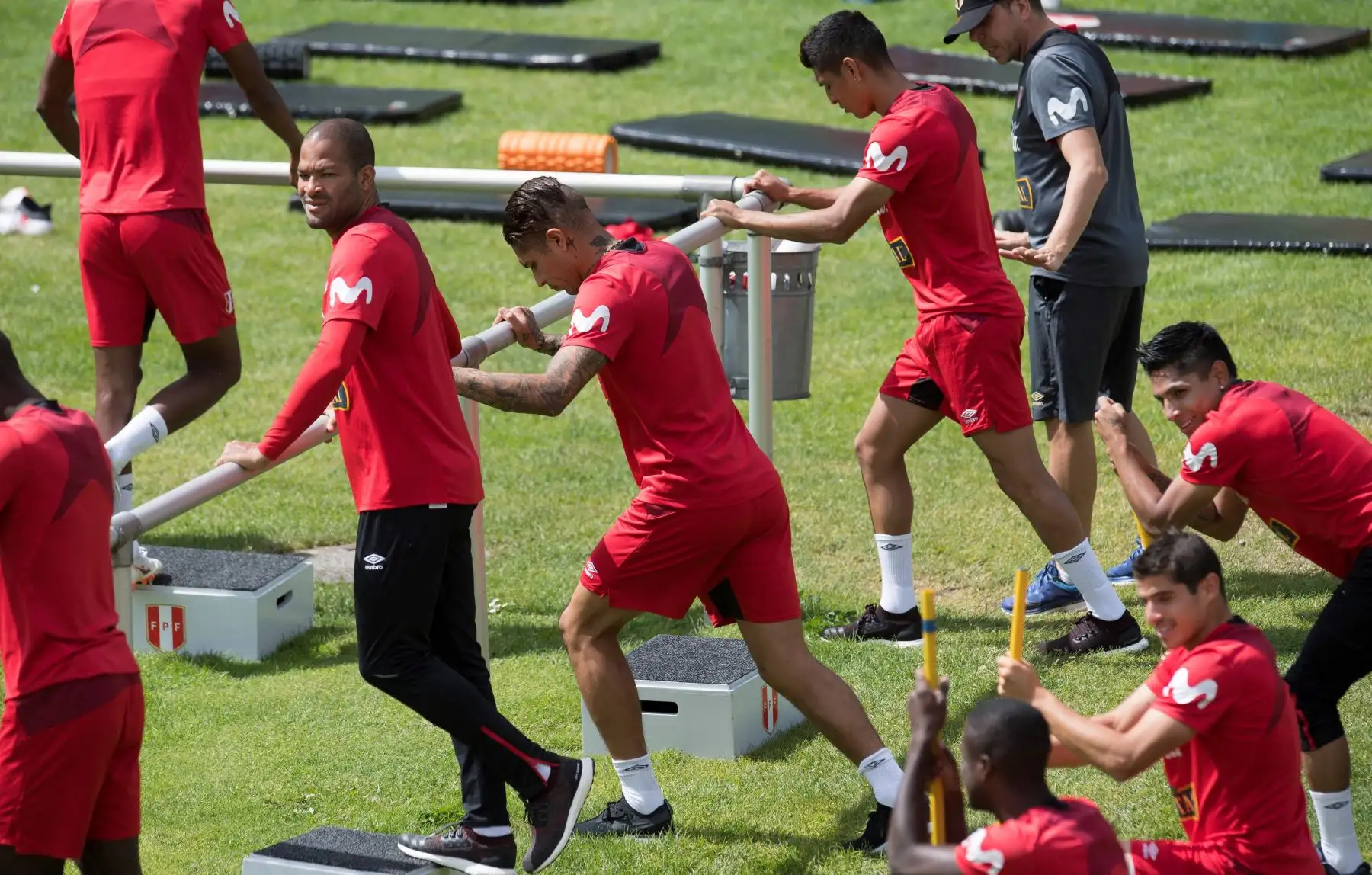 El delantero peruano Paolo Guerrero participa en el entrenamiento de la selección, en Schruns (Austria). Foto: EFE.
