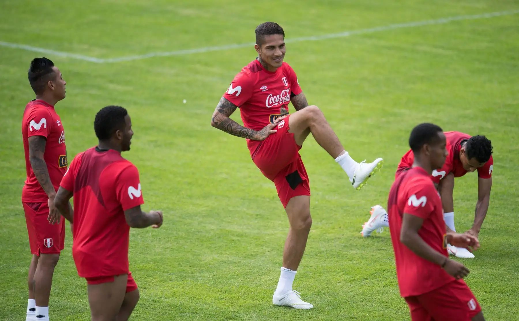 El delantero peruano Paolo Guerrero participa en el entrenamiento de la selección, en Schruns (Austria). Foto: EFE.