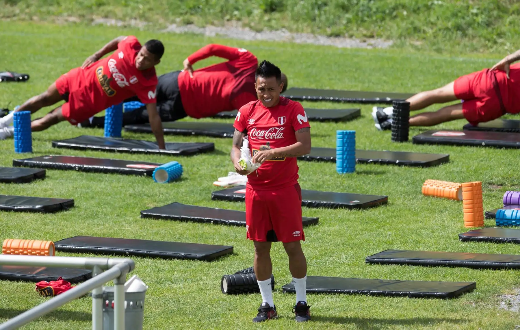 El centrocampista peruano Christian Cueva participa en el entrenamiento de la selección en Schruns (Austria). Foto: EFE.