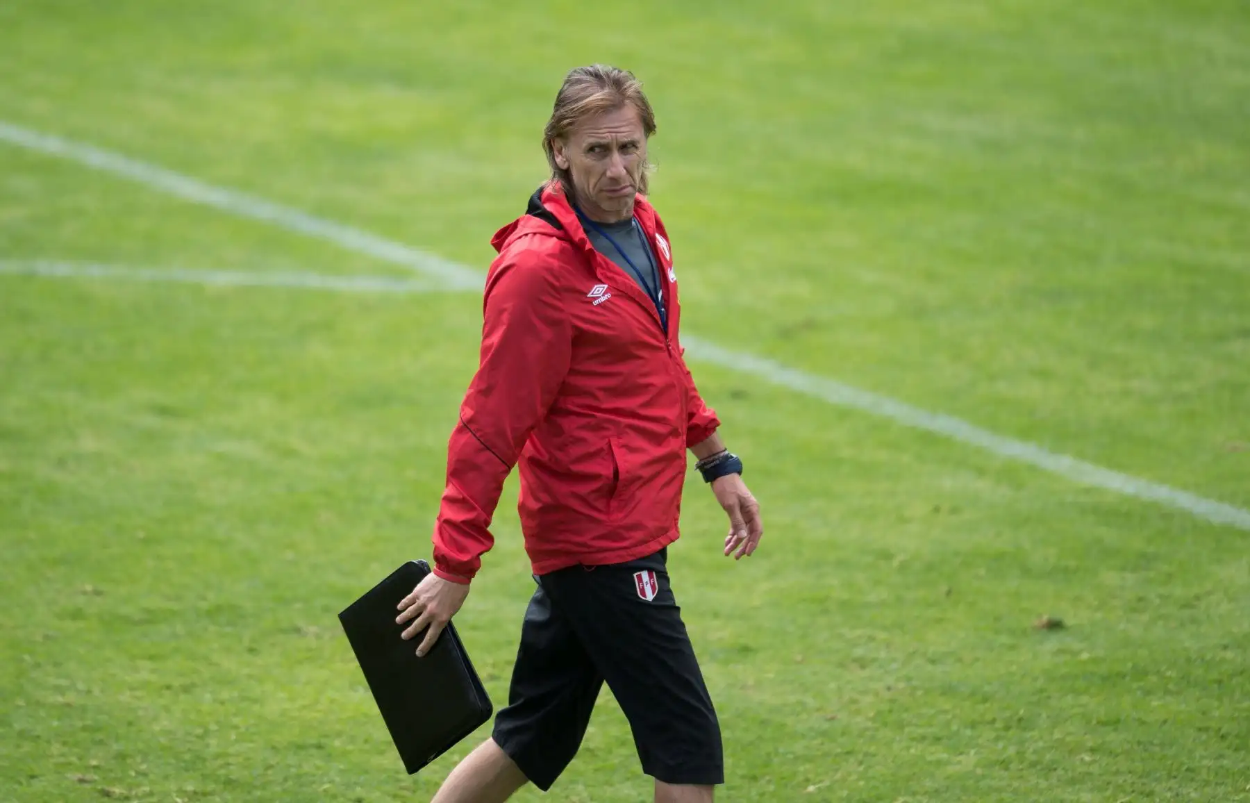 El director técnico del seleccionado peruano, Ricardo Gareca, dirige el entrenamiento de su selección en Schruns (Austria). Foto: EFE.