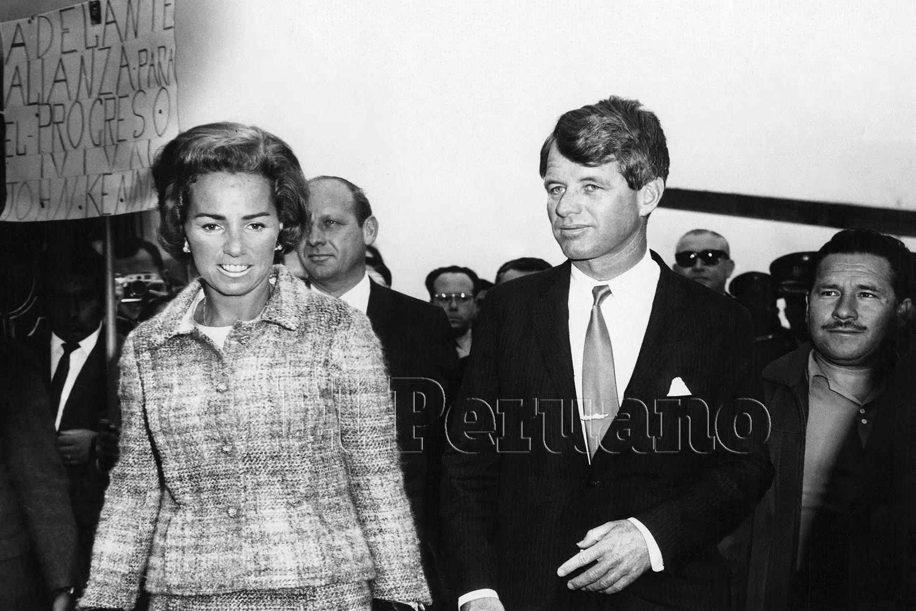 El senador Robert Kennedy y su esposa Ethel  a su llegada al aeropuerto internacional Jorge Chávez  (Callao, 10 noviembre 1965)   Foto: Archivo Histórico de El Peruano.