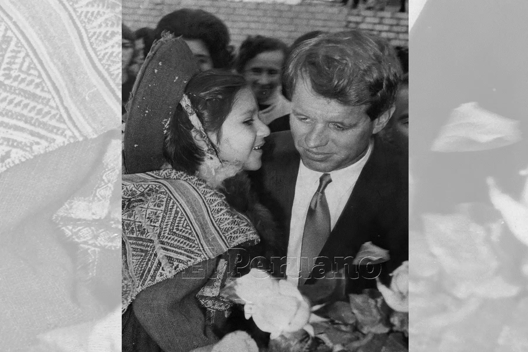 Una niña con traje típico del Cusco saluda al senador Robert Kennedy quien fue aclamado en la ciudad imperial (Cusco, 11 noviembre 1965)  Foto: Archivo Histórico de El Peruano.