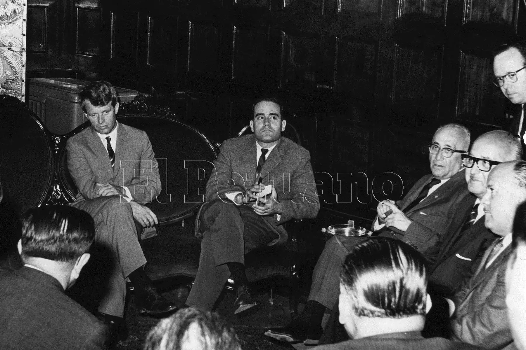 El senador Robert Kennedy, de visita en el Perú, dialogó durante 35 minutos con senadores de todos los sectores políticos en la sala de la presidencia de la Cámara Alta. (Lima, 10 noviembre 1965)  Foto: Archivo Histórico de El Peruano.