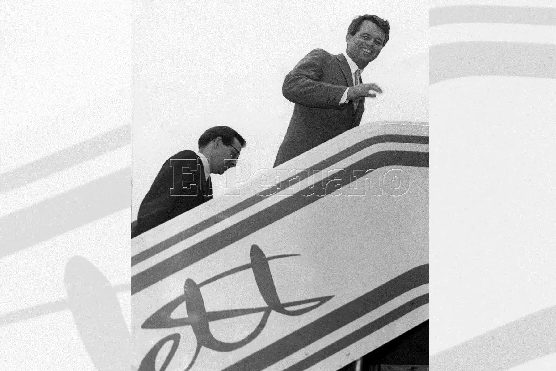 El senador Robert Kennedy desde lo alto de la escalinata del avión se despide del pueblo cusqueño que lo aclamó con entusiasmo.  (Cusco, 11 noviembre 1965)  Foto: Archivo Histórico de El Peruano.