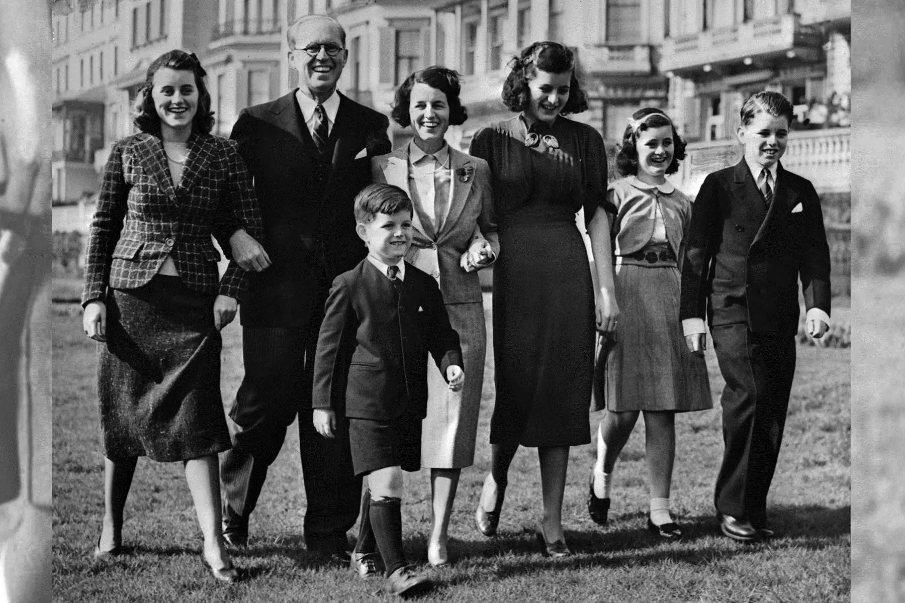 Joseph Kennedy y su esposa Rose con sus hijos Kathleen, Edward, Patricia, Jean y Robert en Inglaterra. (Londres, 1938) Foto: AFP