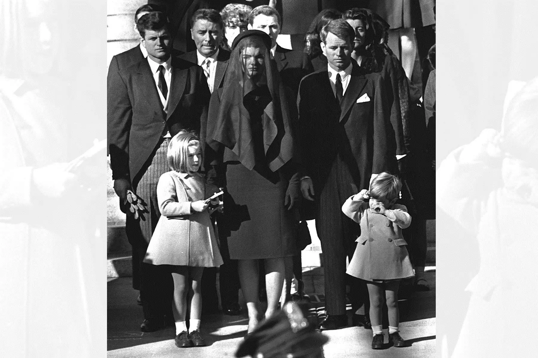 Jacqueline Kennedy con sus dos hijos Caroline Kennedy y John F. Kennedy Jr.  y sus cuñados Ted Kennedy y Robert Kennedy  en el funeral de su esposo, el presidente de los Estados Unidos, John F. Kennedy. ( Washington, 26 de noviembre 1963) Foto: AFP