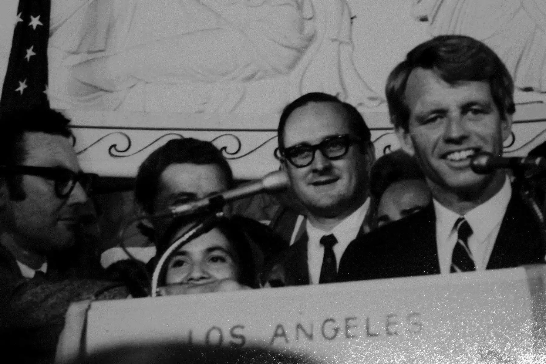 Robert Kennedy habla a una multitud en el Hotel Ambassador en Los Ángeles. Kennedy recibió un disparo en el hotel poco después de terminar un discurso y murió al día siguiente. (Los Ángeles, 5 junio 1968) Foto: Reuters/Courtesy Scott Enyart/Handout
