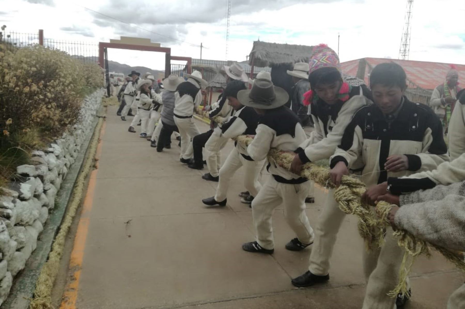 Escolares del distrito de Quehue, en la provincia de Canas, en Cusco, aprenden técnicas ancestrales que se utlizan para reconstruir el puente Inca Q’eswachaka. ANDINA/Difusión
