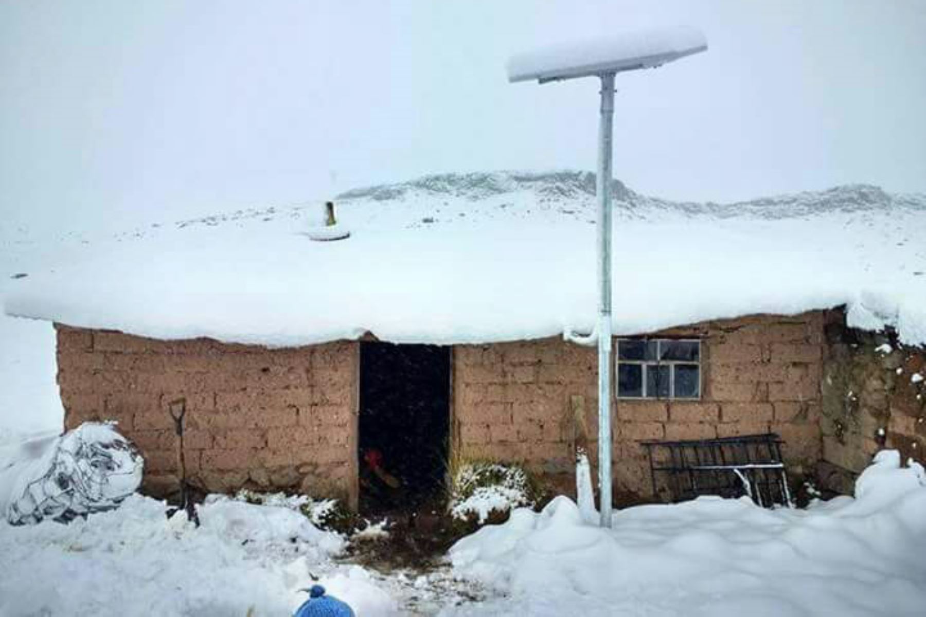El fuerte temporal de nieve afectó a los pobladores del centro poblado Alto Perú, ubicado en el distrito de Palca, en la provincia y región Puno. Foto. Senamhi