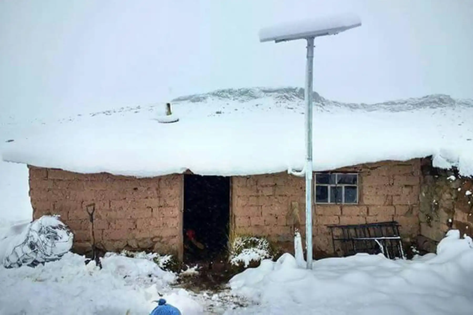 El fuerte temporal de nieve afectó a los pobladores del centro poblado Alto Perú, ubicado en el distrito de Palca, en la provincia y región Puno. Foto. Senamhi