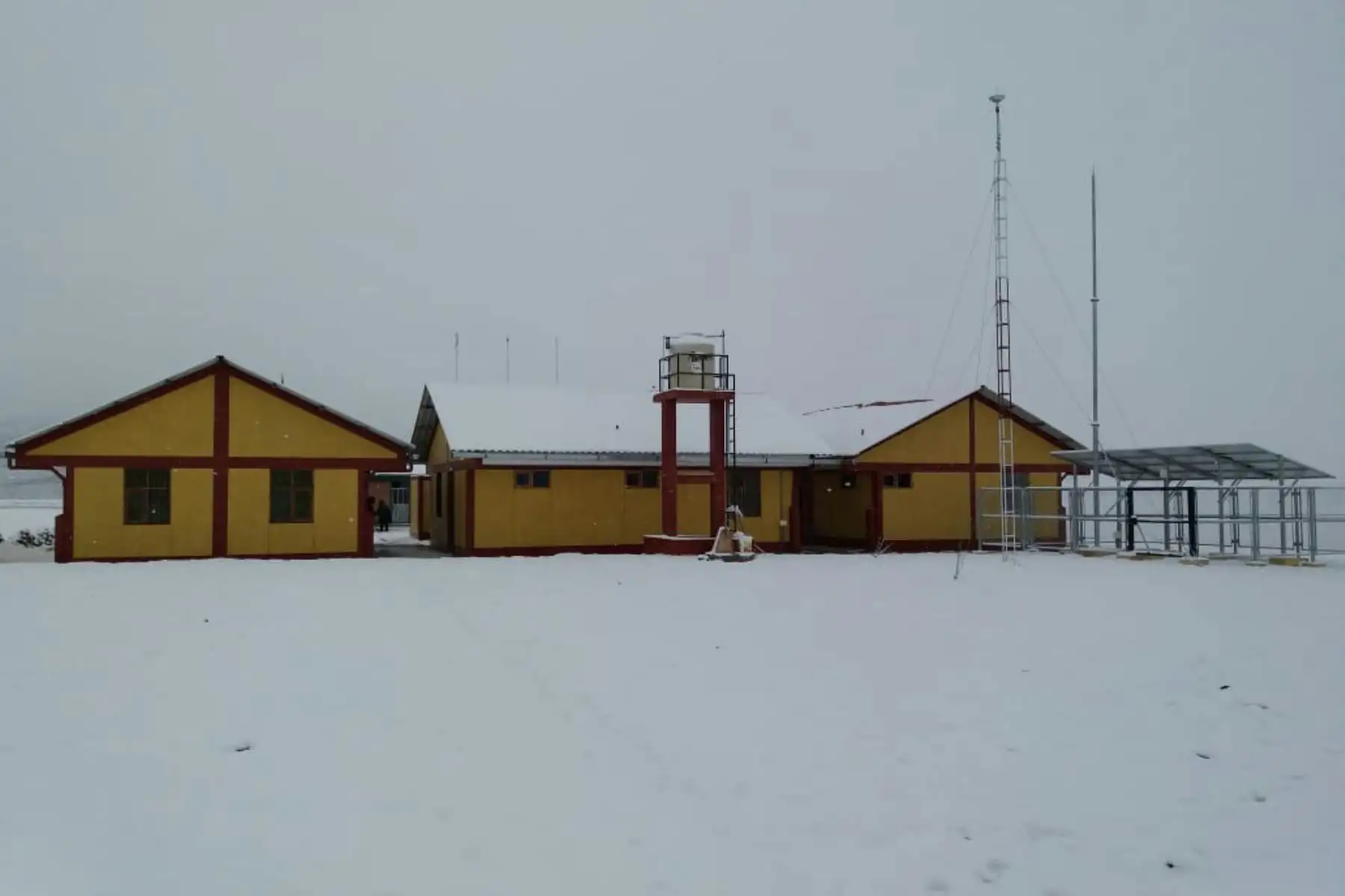 Así cubrió la nevada la zona donde se ubica el Tambo de Aymaña de Puno, situado a 4,365 metros sobre el nivel del mar en el distrito de Corani, provincia de Carabaya, regió Puno. Foto: Senamhi