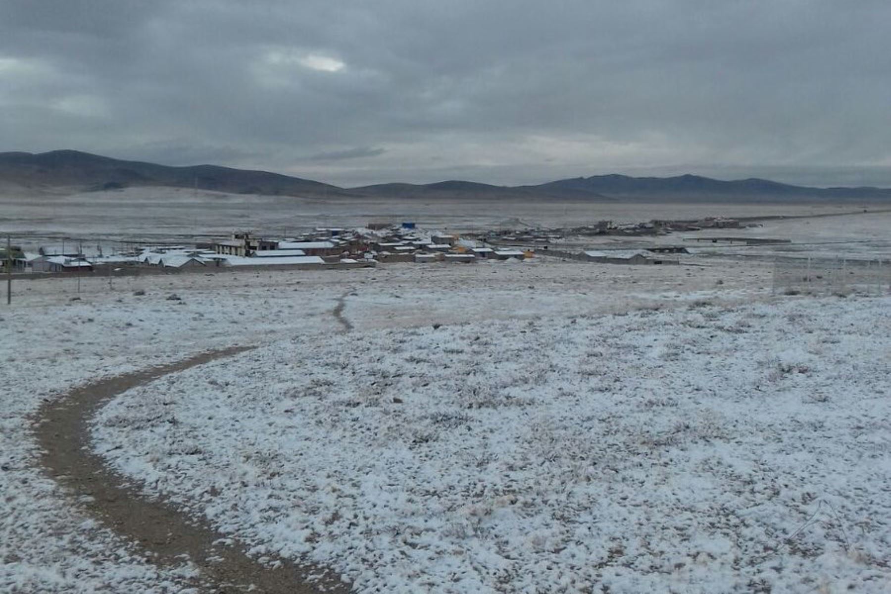 La nevada cubrió casi todo el terreno en el centro poblado de Imata, situado en el distrito de San Antonio de Chuca, provincia de Caylloma, en la región Arequipa. Foto: Senamhi