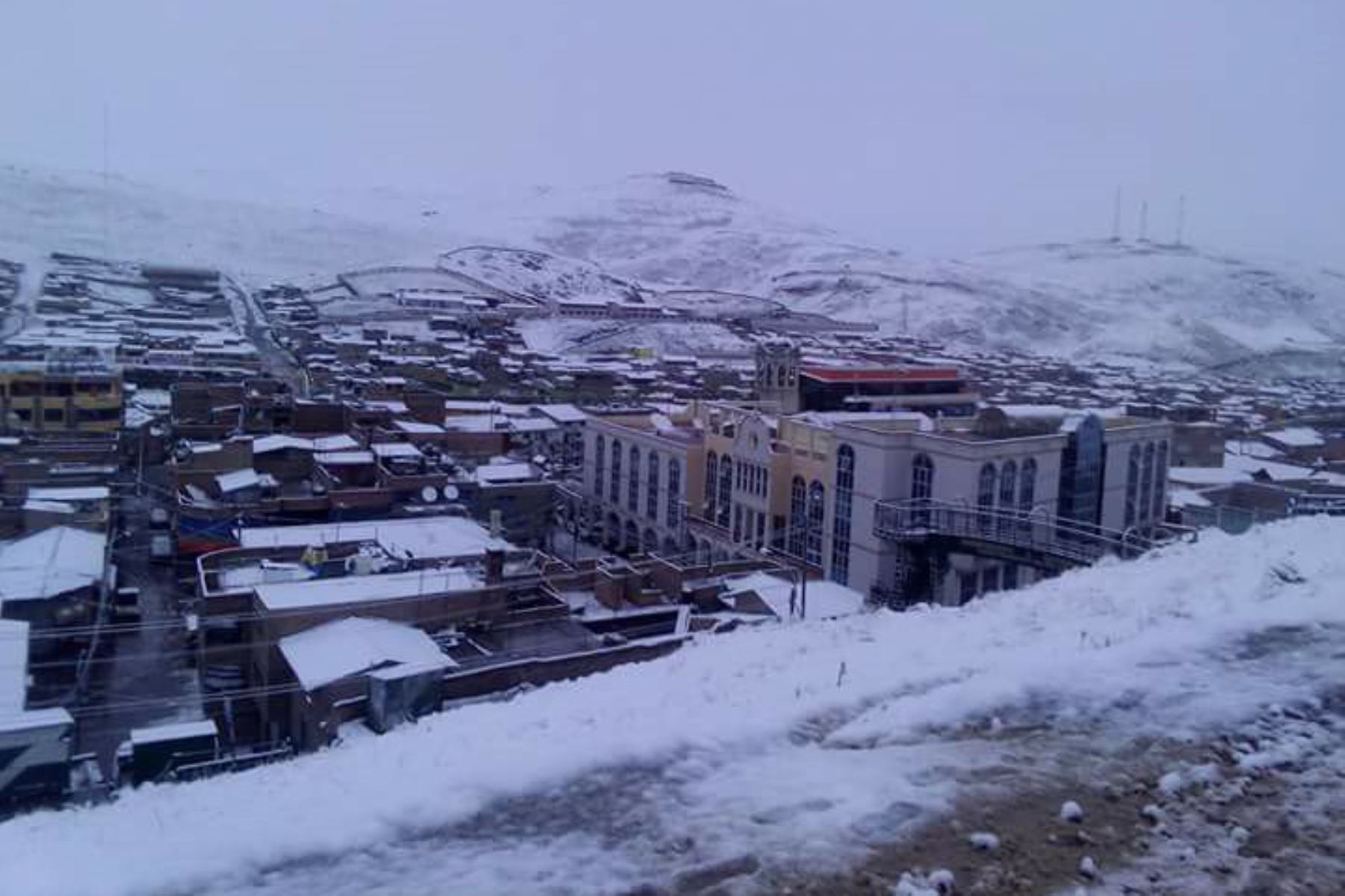El centro poblado Huaytire, situado a 4,500 metros sobre el nivel, en el distrito y provincia de Candarave, fue una de las localidades más afectadas por la nevada en la región Tacna. Foto: Twitter/@albertoyuyo