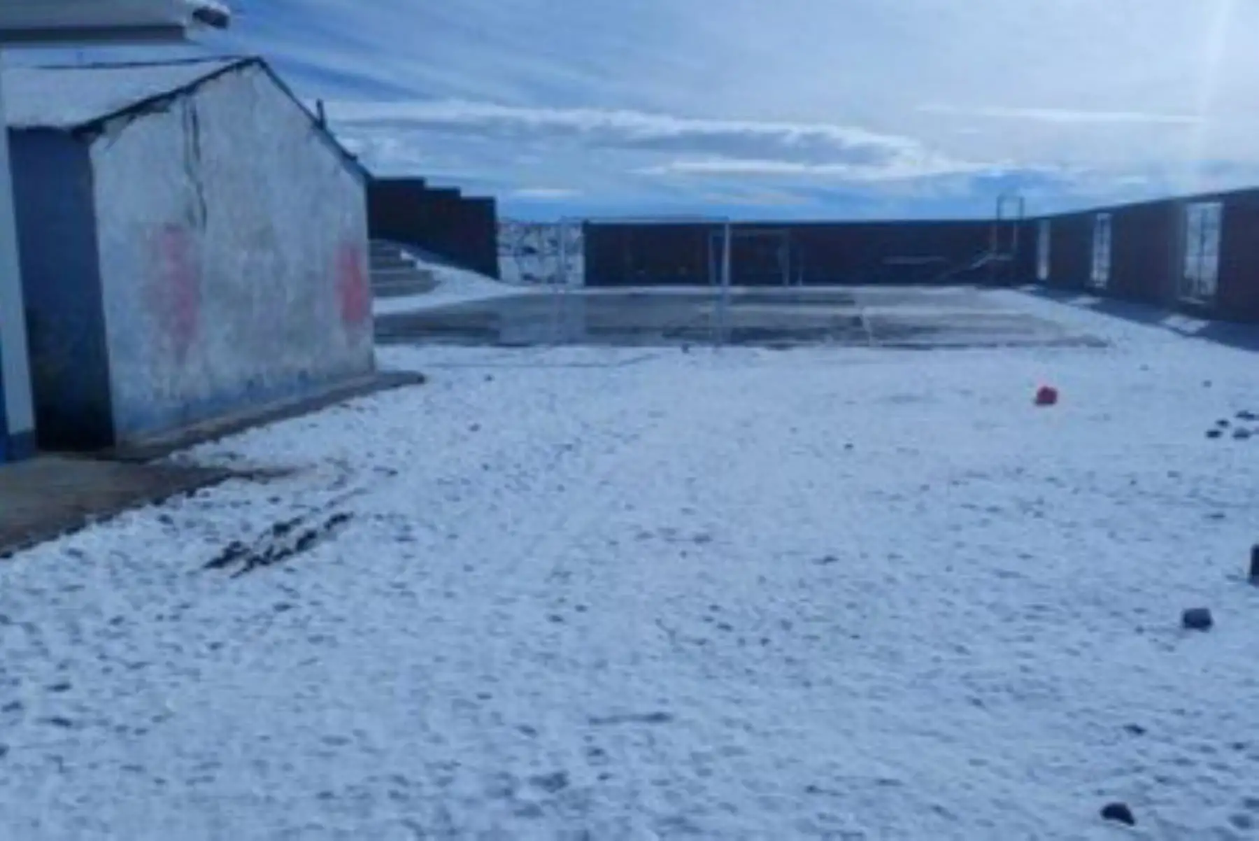 Nevadas y/o granizadas de ligera a moderada intensidad, así como lluvias ligeras ocurrirían hasta la medianoche en localidades ubicadas sobre los 3,800 y 4,000 metros sobre el nivel del mar de la sierra sur y central, respectivamente. INTERNET/Medios