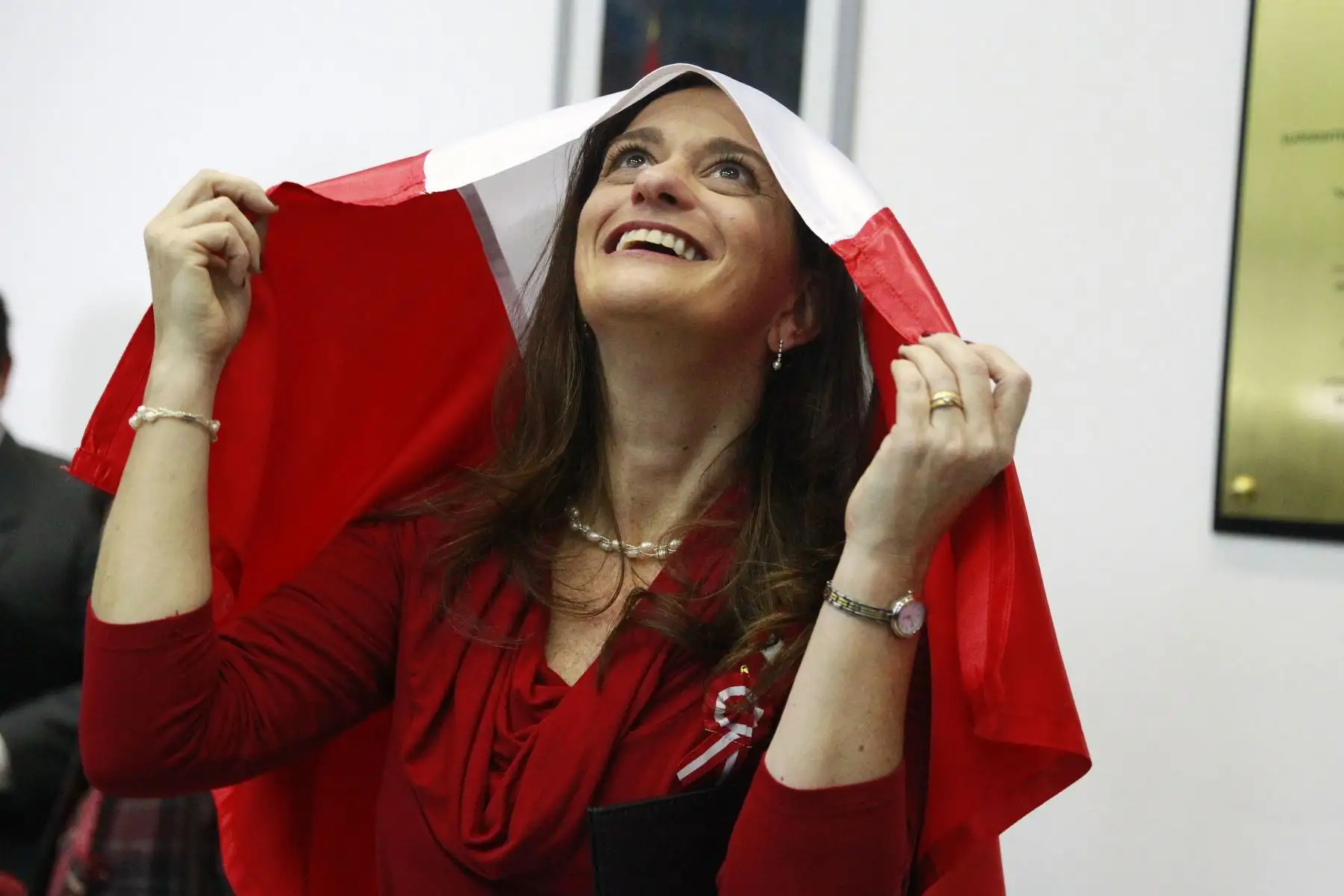 Una mujer que acaba de adquirir la nacionalidad peruana manifestó su alegría y orgullo, y dijo que alentará los colores de nuestra bandera en el Mundial de Rusia 2018. Foto: ANDINA/Eddy Ramos.