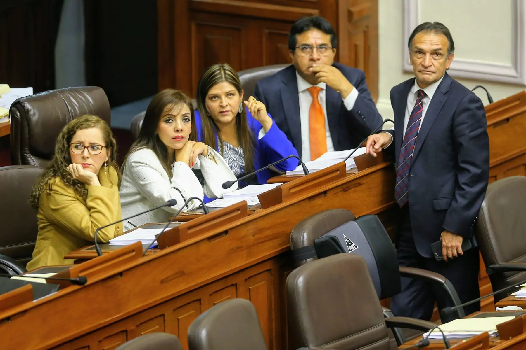 La bancada fujimorista observa un video emitido por la defensa del congresista Bienvenido Ramirez. Foto: ANDINA/Luis Iparraguirre