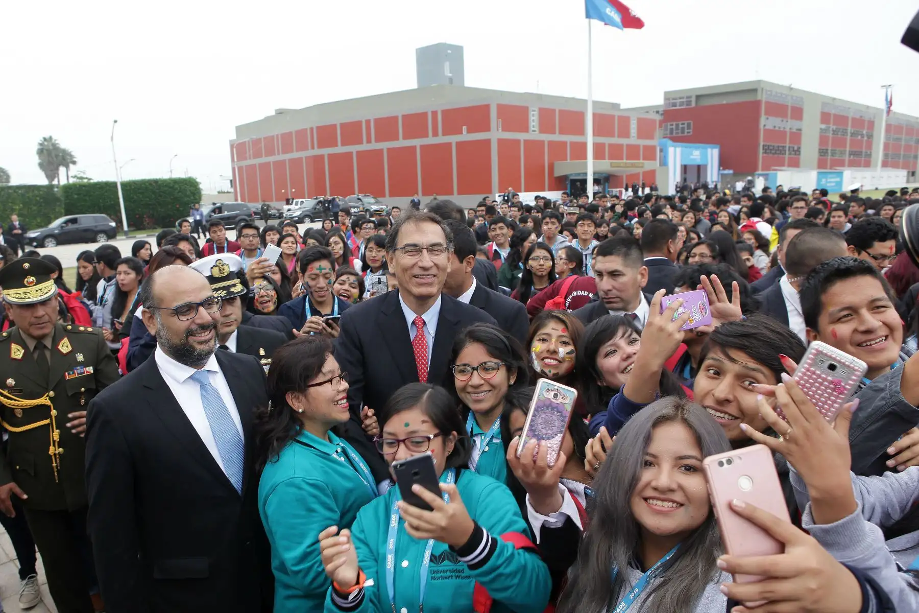 Presidente Martin Vizcarra, posa  para una foto del recuerdo con los jóvenes, durante la   inauguración del "Cade Universitario  2018".Foto:ANDINA/Héctor Vinces.