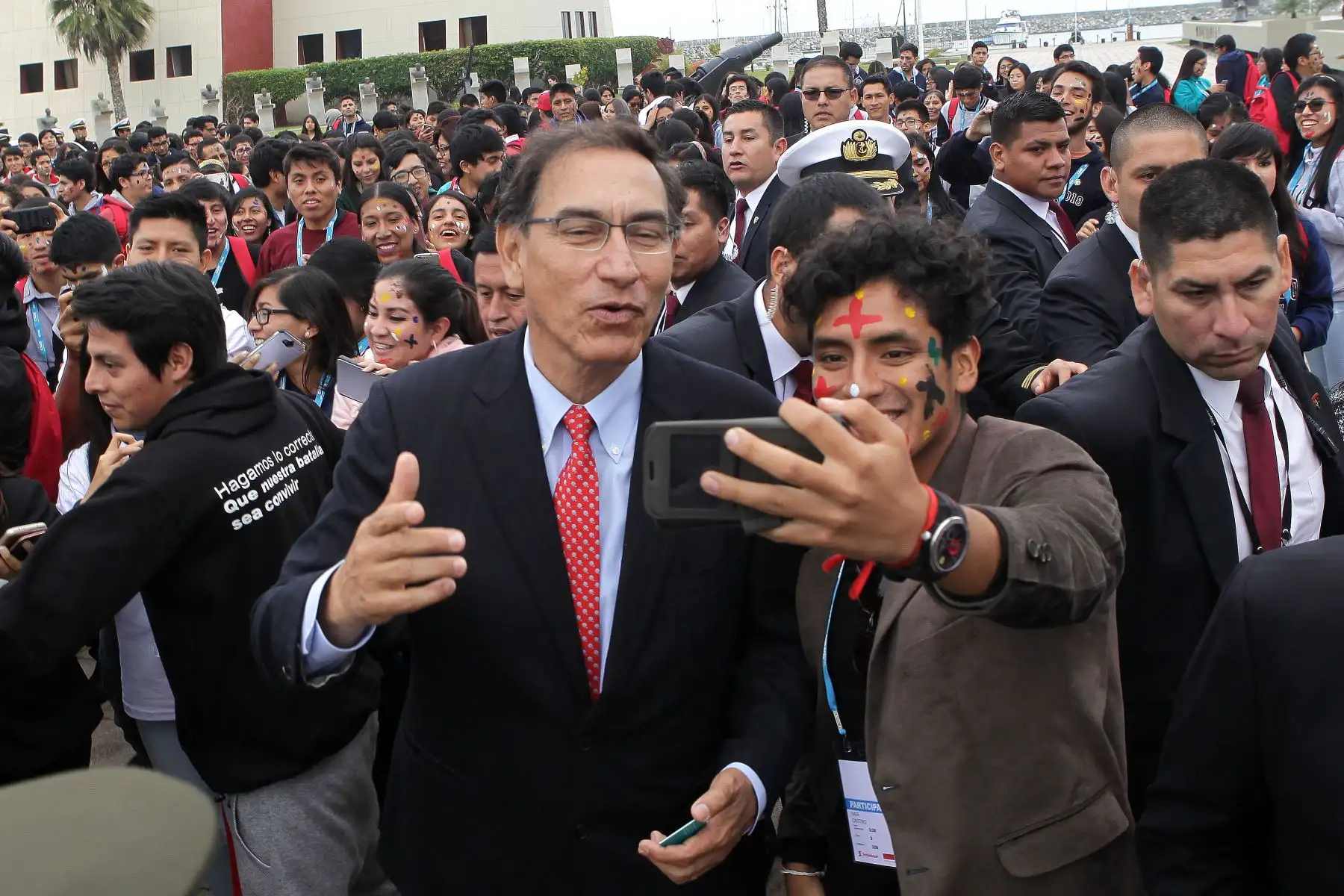 Presidente Martin Vizcarra, posa  para una foto del recuerdo con los jóvenes, durante la   inauguración del "Cade Universitario  2018".Foto:ANDINA/Héctor Vinces.