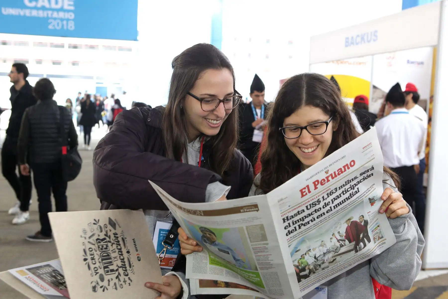 Jóvenes estudiantes , se informan con el diario Oficial el Peruano, durante el "Cade Universitario  2018".Foto:ANDINA/Héctor Vinces.