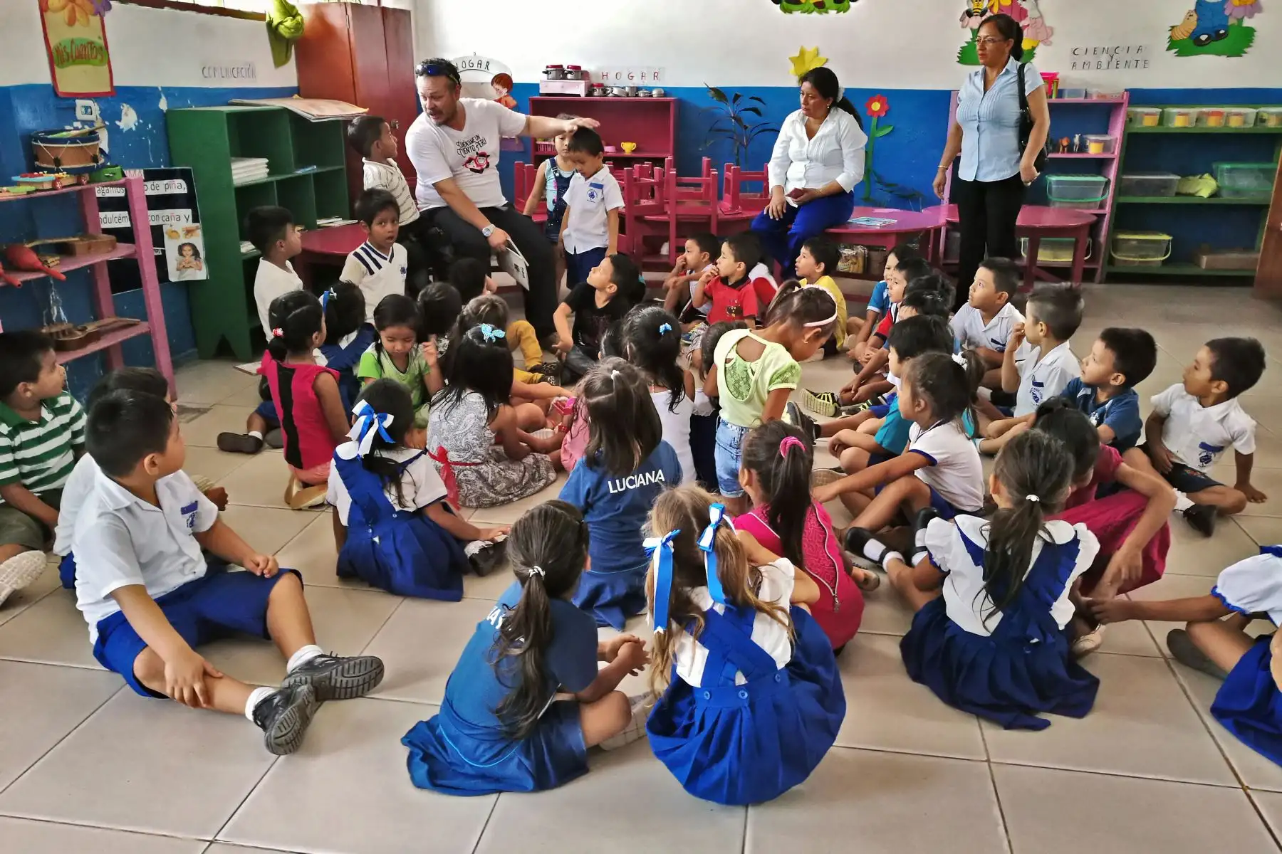 El voluntariado Cuéntame un Cuento Perú visita colegios para relatarles historias a los alumnos. Les dejan libros para incentivarles la lectura y para que armen bibliotecas en sus escuelas.Foto:ANDINA/VCCP