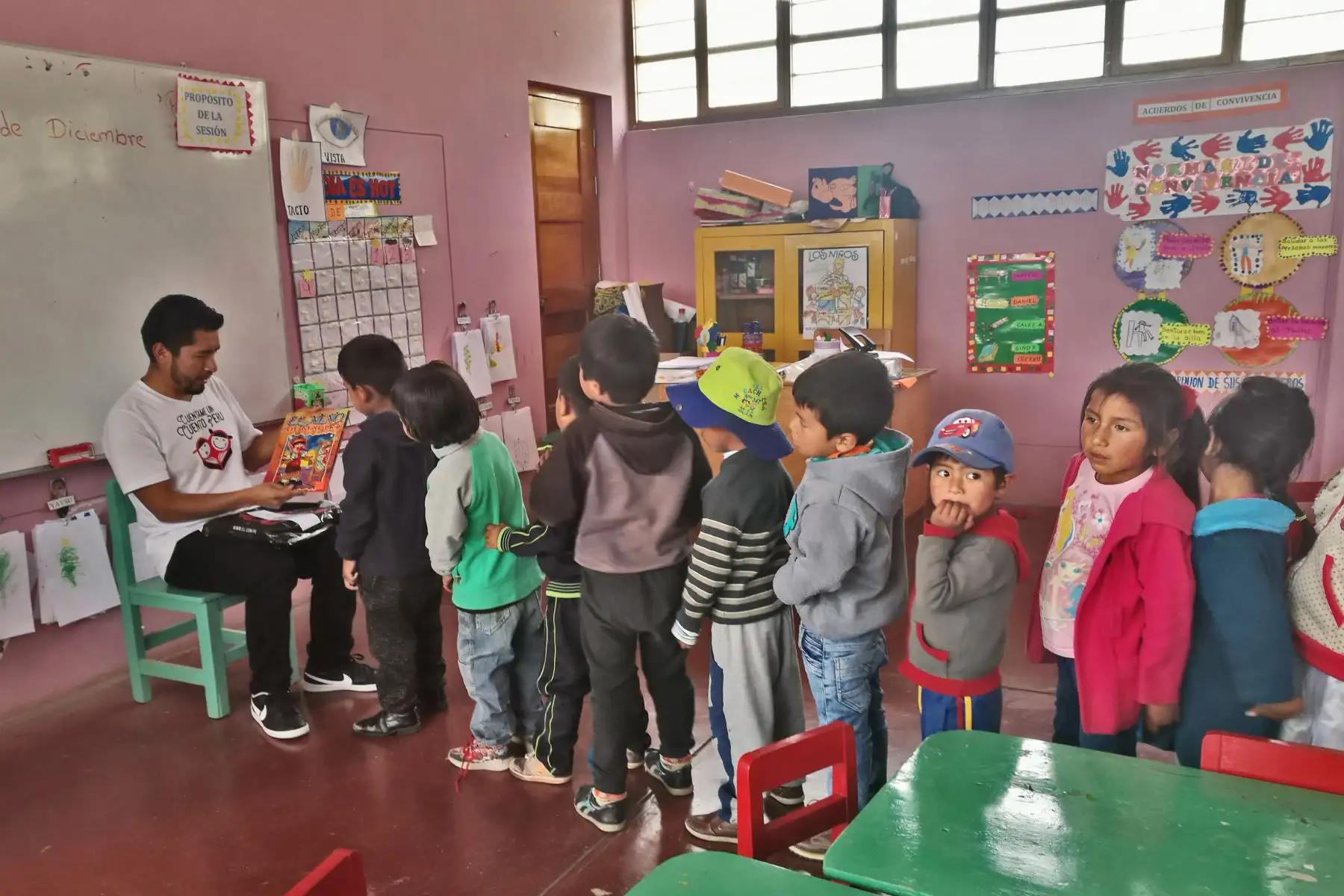 Para la segunda campaña, convocada en Facebook y Whatsapp, se sumaron más voluntarios (en su mayoría estudiantes universitarios) de todo Lima. Llegaron hasta Macachacra, en la provincia ayacuchana de Huanta, una zona muy golpeada por el terrorismo. “Era un pueblo tan pobre, que los niños esperaban que les regalemos ropa”, recuerda Mejía.Foto:ANDINA/VCCP