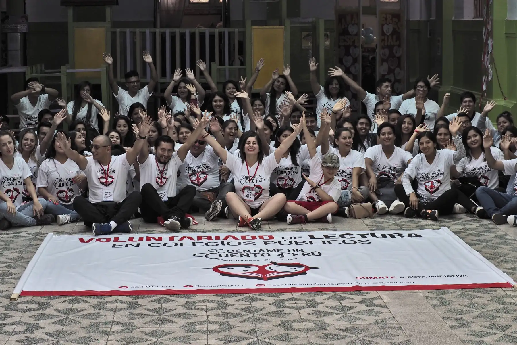 Hace dos semanas sumaron 102 voluntarios que se movilizaron hasta la institución educativa Santa Teresita del Divino Niño, al costado del Estadio Nacional, para leerles a niños de 13 salones.Foto:ANDINA/VCCP
