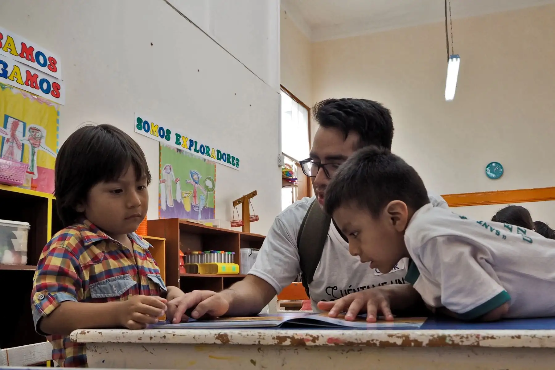 En todos los colegios la dinámica es similar: primero, los voluntarios van a los salones y relatan cuentos a grupos de dos o más niños. Luego, regalan a cada niño un cuento y a las profesoras un compilatorio de cuentos. Dejan para cada salón un número de libros para su biblioteca y al director de la escuela unas cajas de libros para su biblioteca. De tiempo en tiempo, monitorean para ver que los libros sean usados.Foto:ANDINA/VCCP