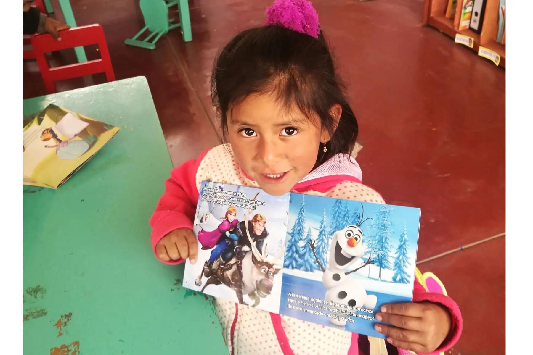 Los voluntarios chequean que los libros  que se donen estén en buen estado, sin garabatos ni paginas rotas.Foto.ANDINA/VCCP