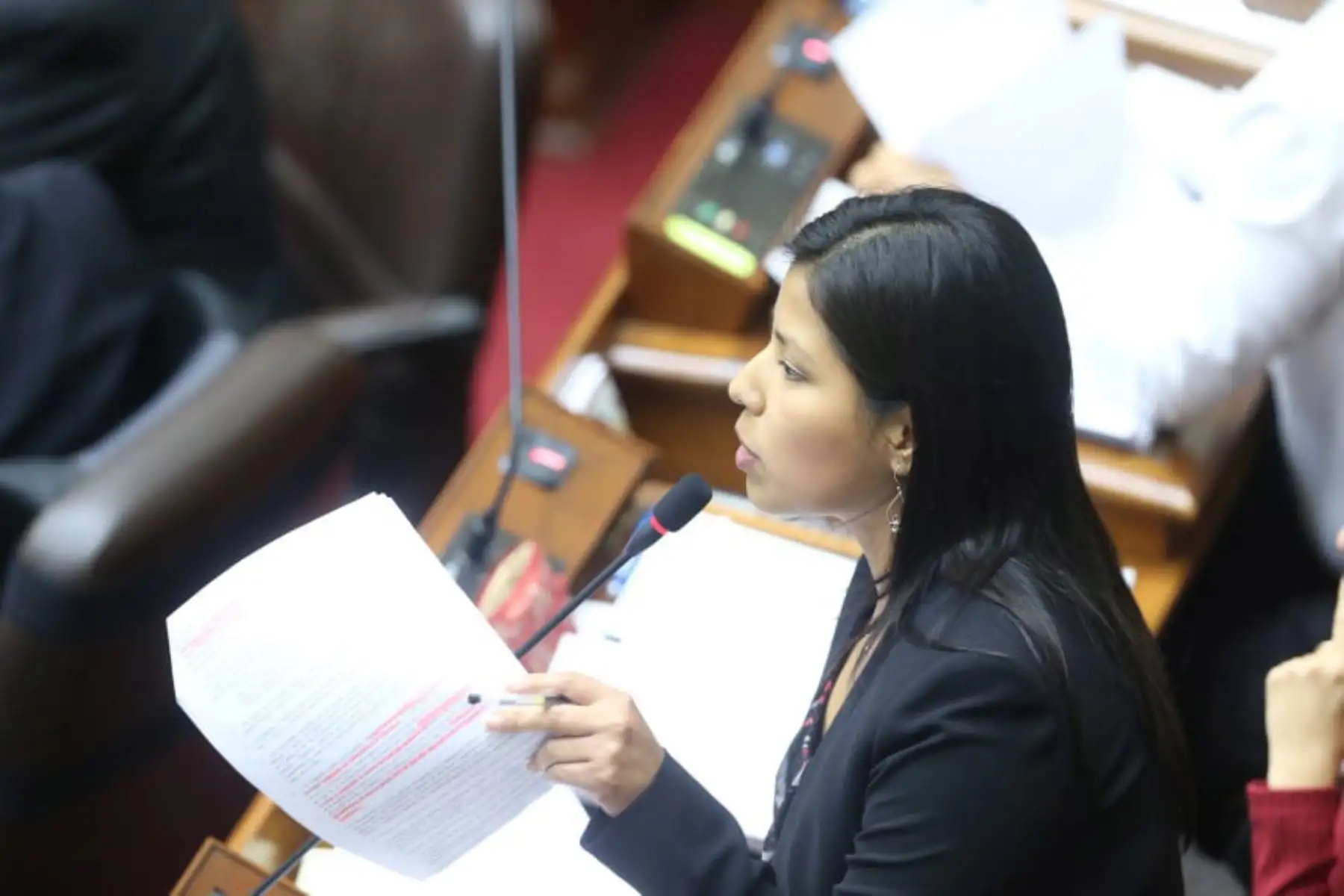Congresista Indira Huilca, hace uso de la palabra en la sesión extraordinaria del Congreso que estudia el desafuero de tres exintegrantes de Fuerza Popular. Foto:ANDINA/Dante Zegarra