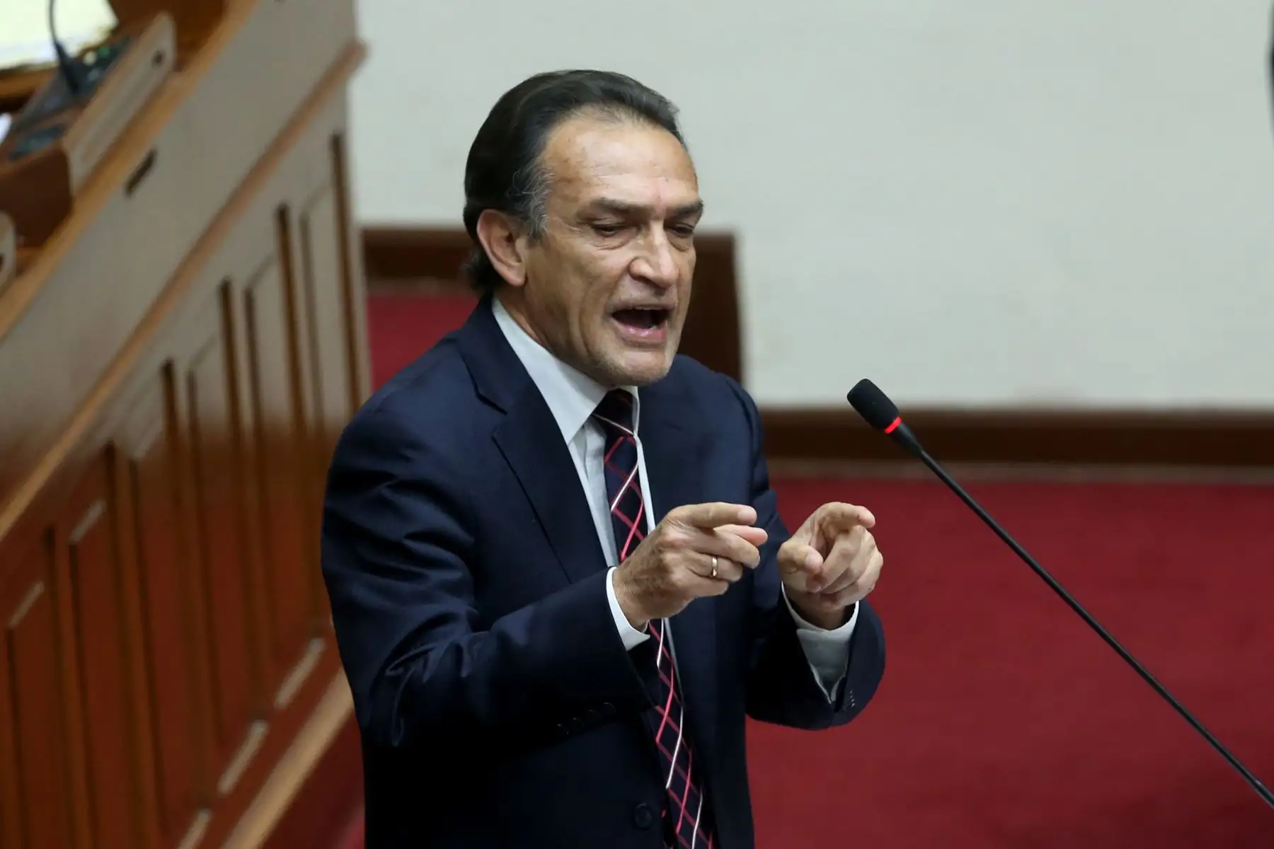 Congresista Hèctor Becerril, hace uso de la palabra en la sesión extraordinaria del Congreso que estudia el desafuero de tres exintegrantes de Fuerza Popular. Foto:ANDINA/Dante Zegarra