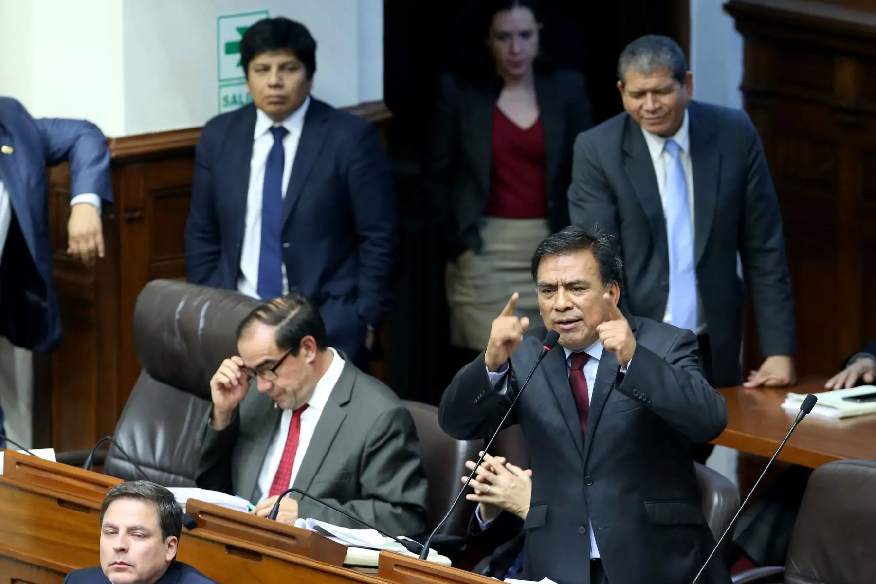 Congresista Javier Velasquez, hace uso de la palabra en la sesión extraordinaria del Congreso que estudia el desafuero de tres exintegrantes de Fuerza Popular. Foto:ANDINA/Dante Zegarra