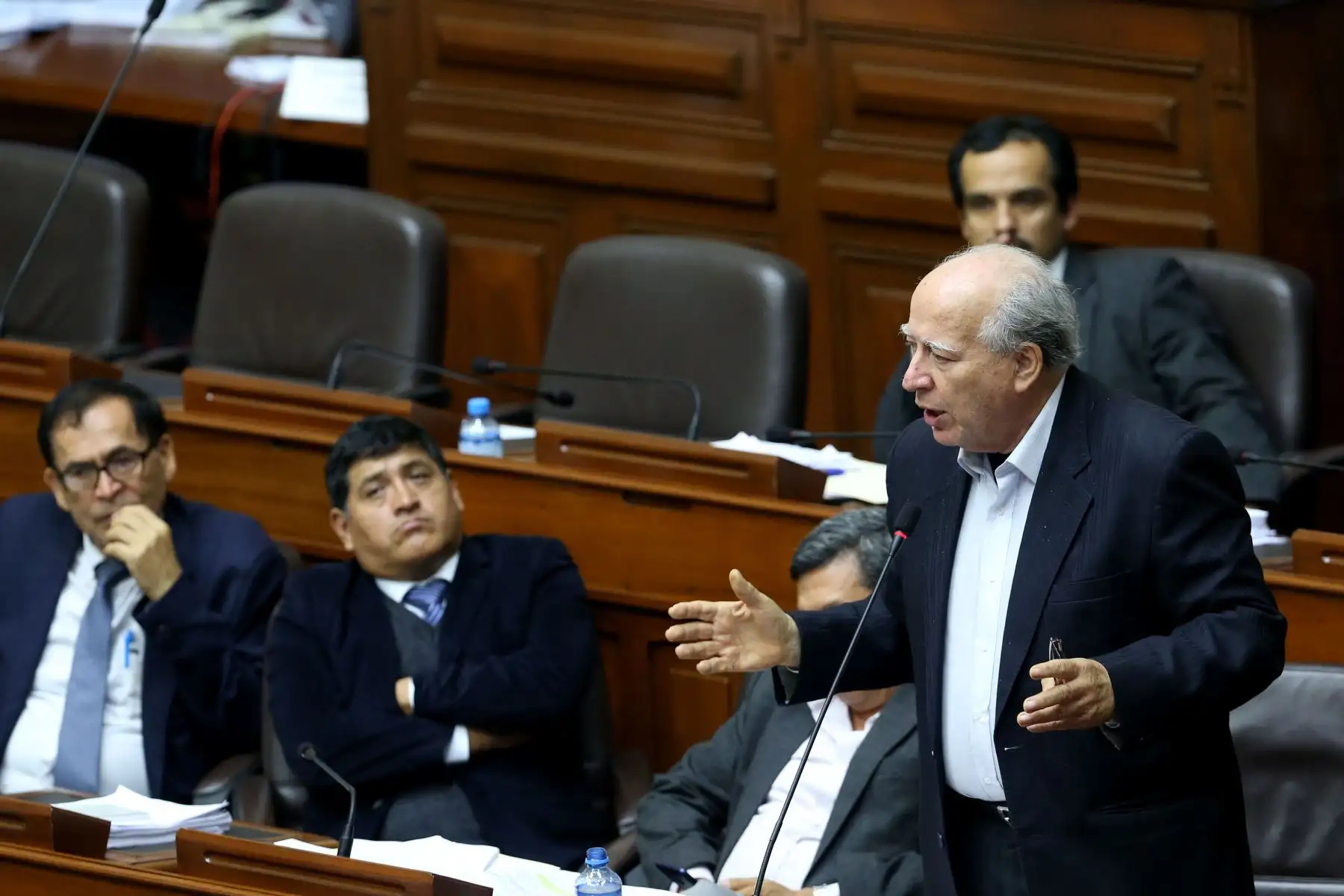 Congresista Manuel Dammert, hace uso de la palabra en la sesión extraordinaria del Congreso que estudia el desafuero de tres exintegrantes de Fuerza Popular. Foto:ANDINA/Dante Zegarra