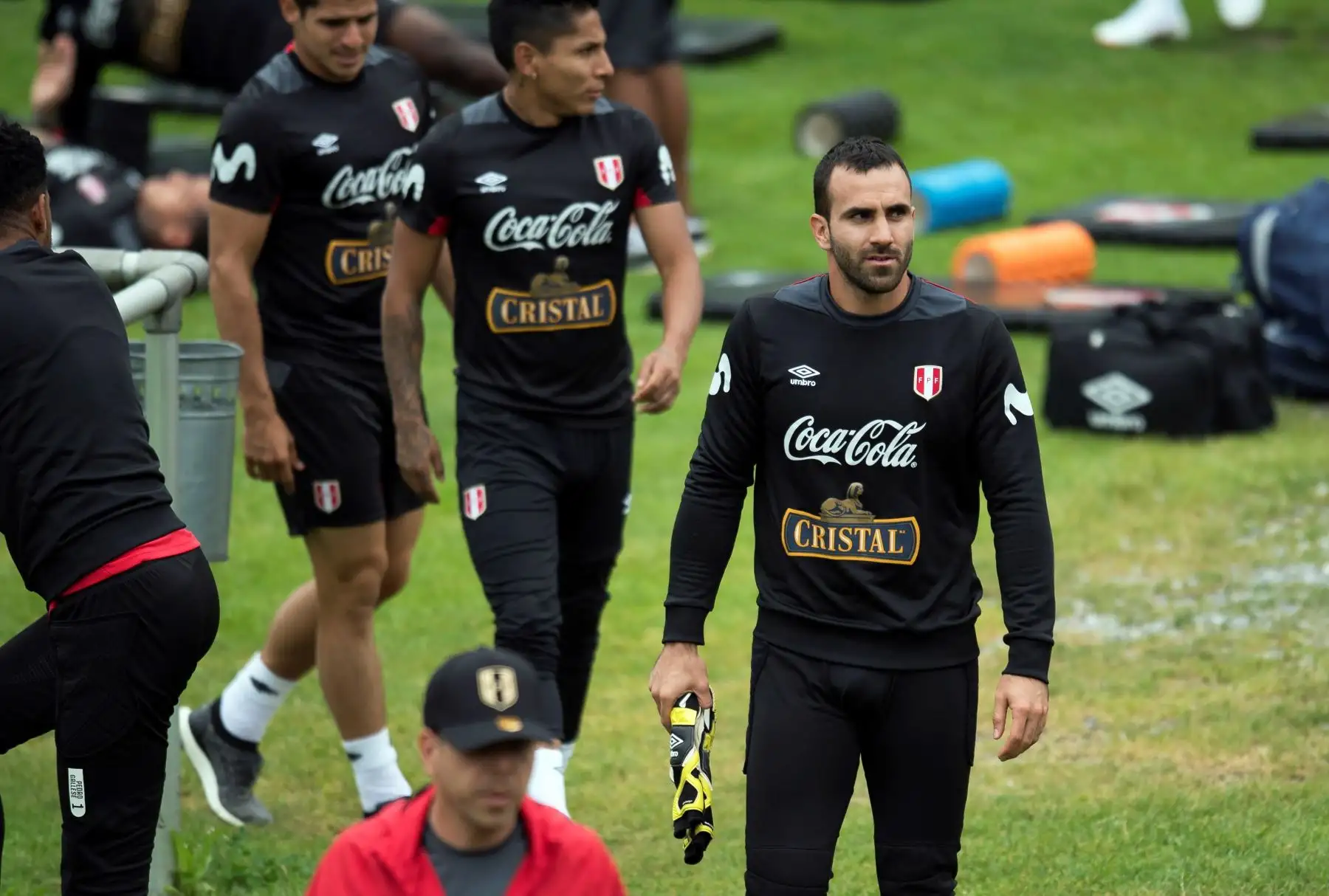 El portero peruano José Carvallo (d) participa en un entrenamiento de su selección en Schruns, Austria.Foto: EFE