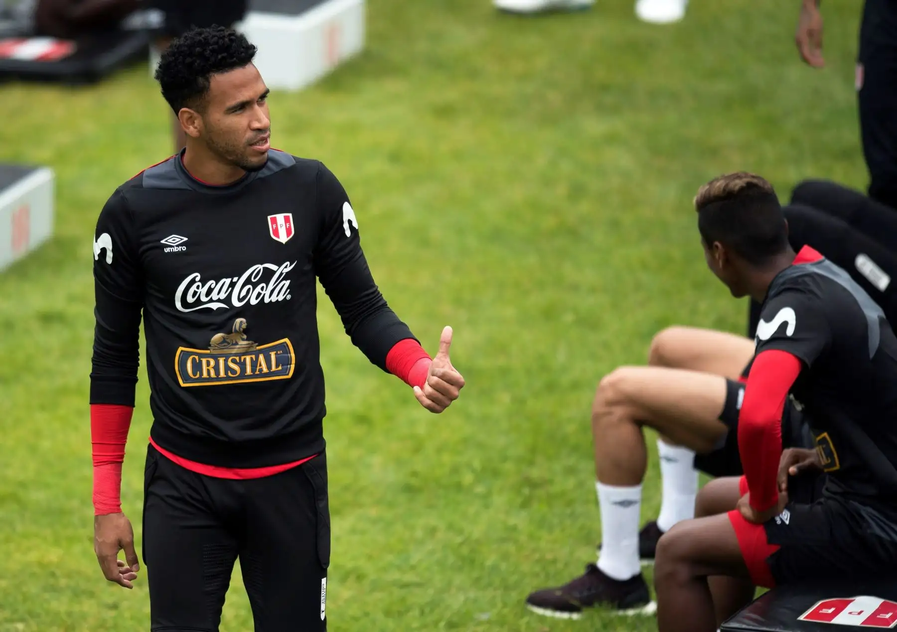 El portero peruano Pedro Gallese (i) participa en un entrenamiento de su selección en Schruns. Austria.Foto: EFE