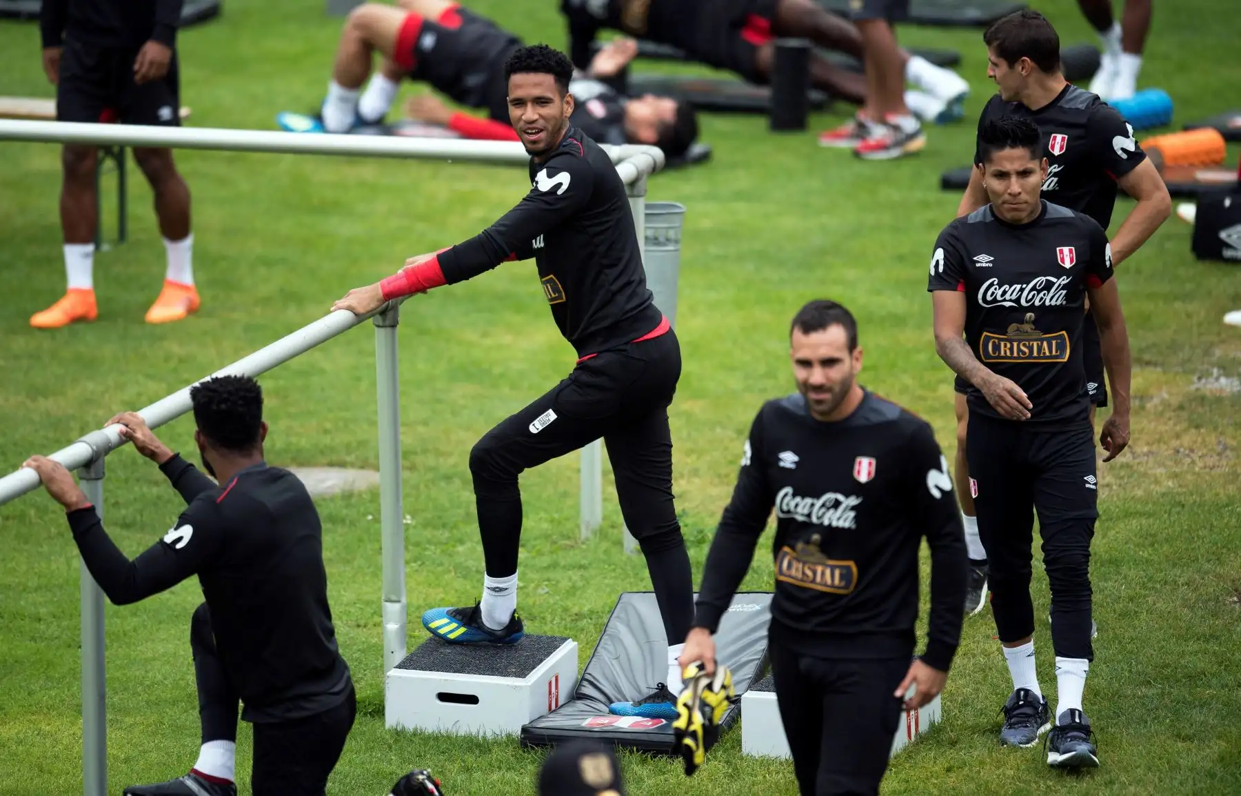 El portero peruano Pedro Gallese (2-i) participa en un entrenamiento de su selecciÛn en Schruns, Austria.Foto:EFE