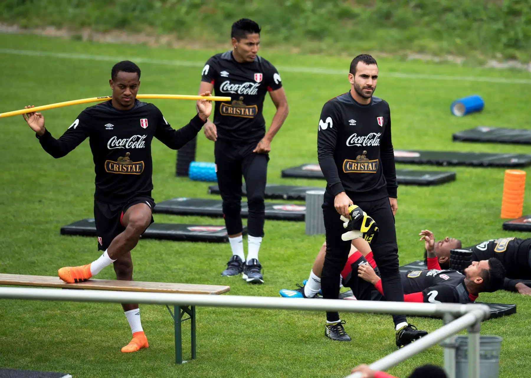 Los delanteros peruanos Andre Carrillo (i) y Raul Ruidiaz, y el portero José Carvallo (d) participan en un entrenamiento de su selecciÓn en Schruns, Austria.Foto:EFE