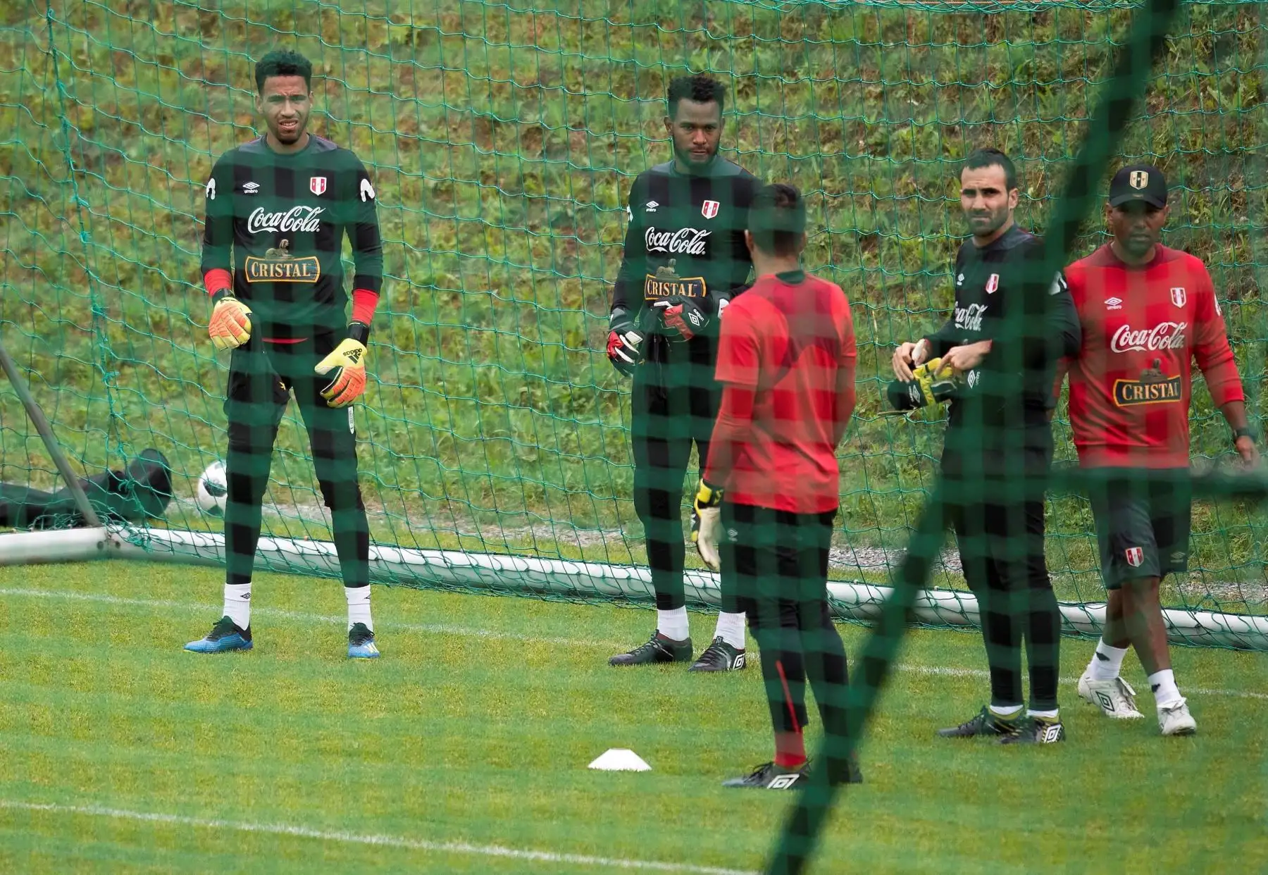 Los porteros peruanos Pedro Gallese, Carlos Caceda y José Carvallo (d) participan en un entrenamiento de su selección en Schruns, Austria.Foto:EFE