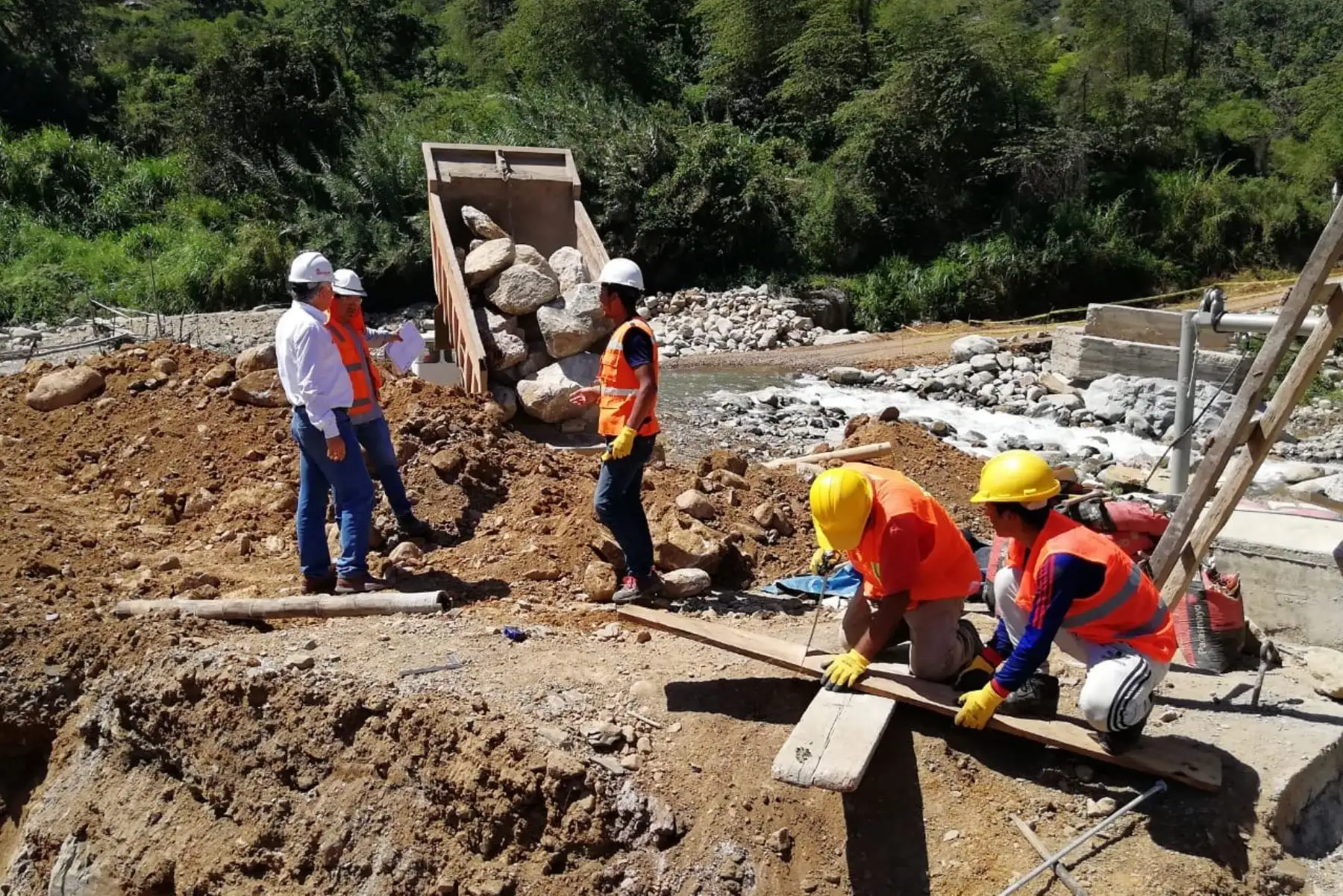 Más de 28,000 pobladores de Incahuasi, en Lambayeque, se benefician con puente modular.