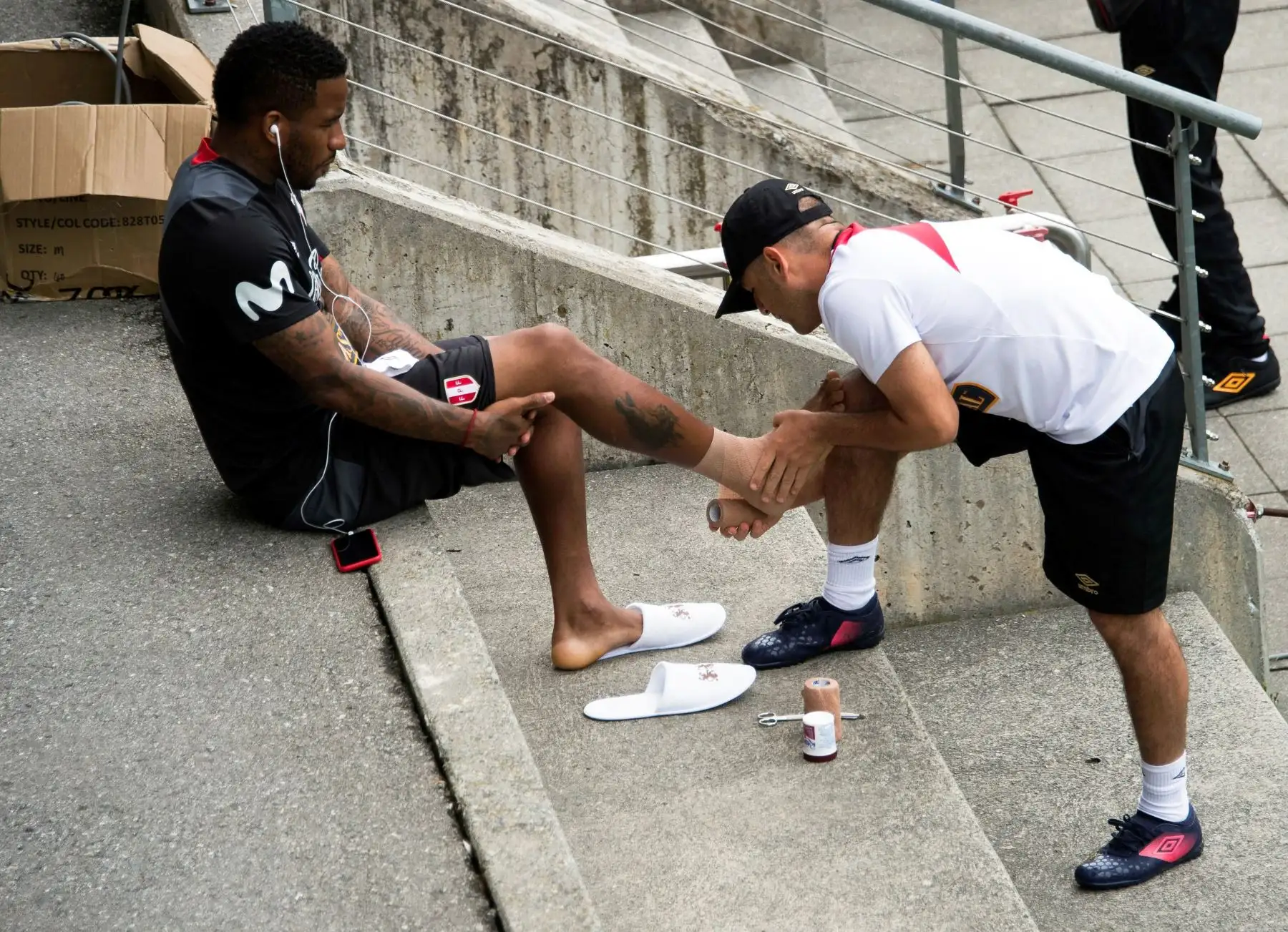 El delantero peruano Jefferson Farfán (i) se prepara para participar en un entrenamiento de su selección en Schruns, Austria.Foto:EFE