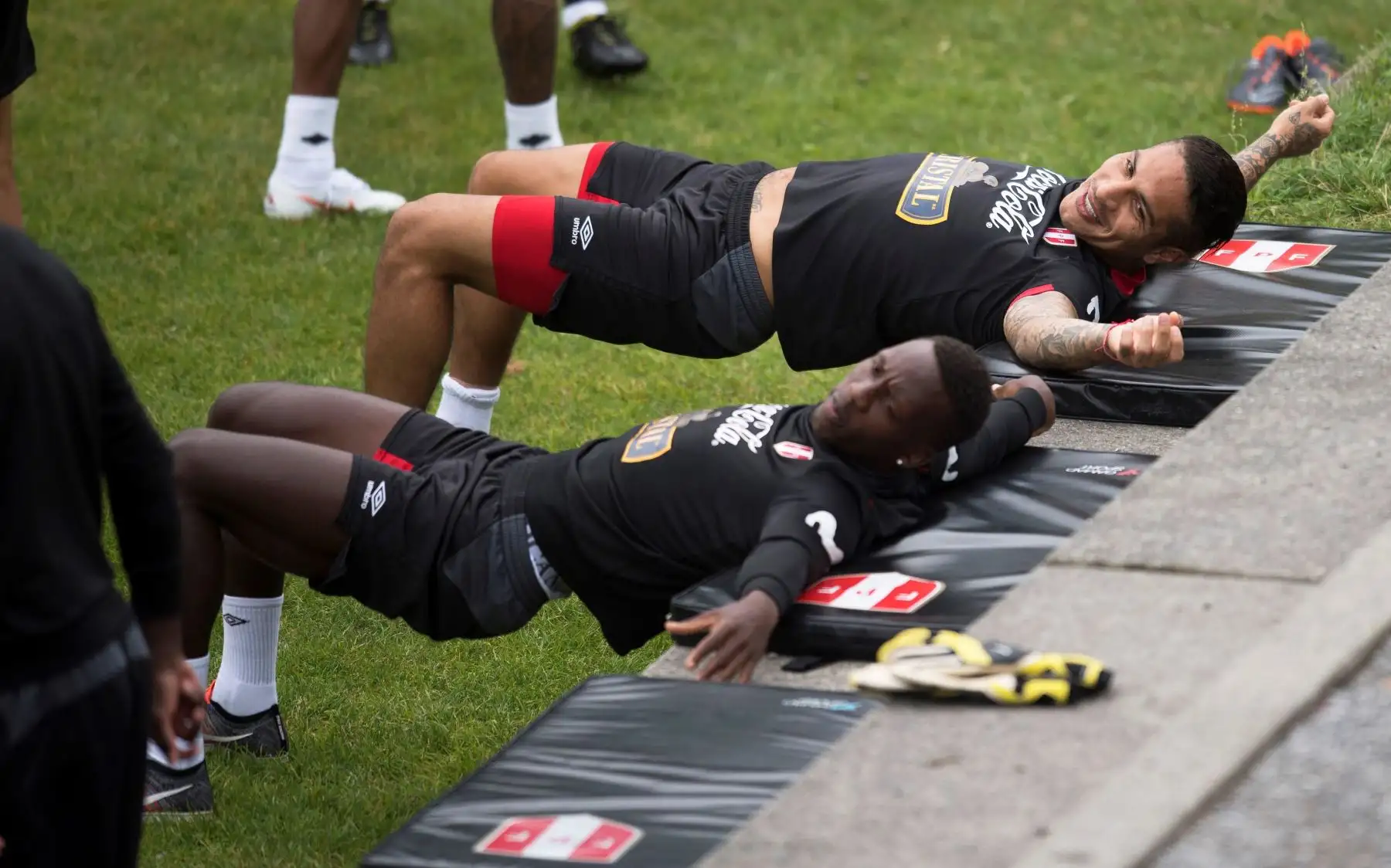 El delantero peruano Paolo Guerrero (d) participa en un entrenamiento de su selección en Schruns, Austria.Foto:EFE