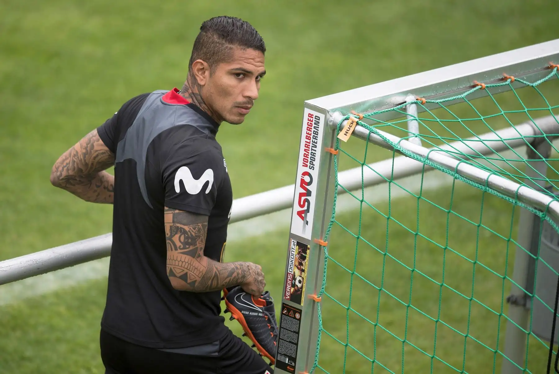 El delantero peruano Paolo Guerrero (d) participa en un entrenamiento de su selección en Schruns, Austria.Foto:EFE