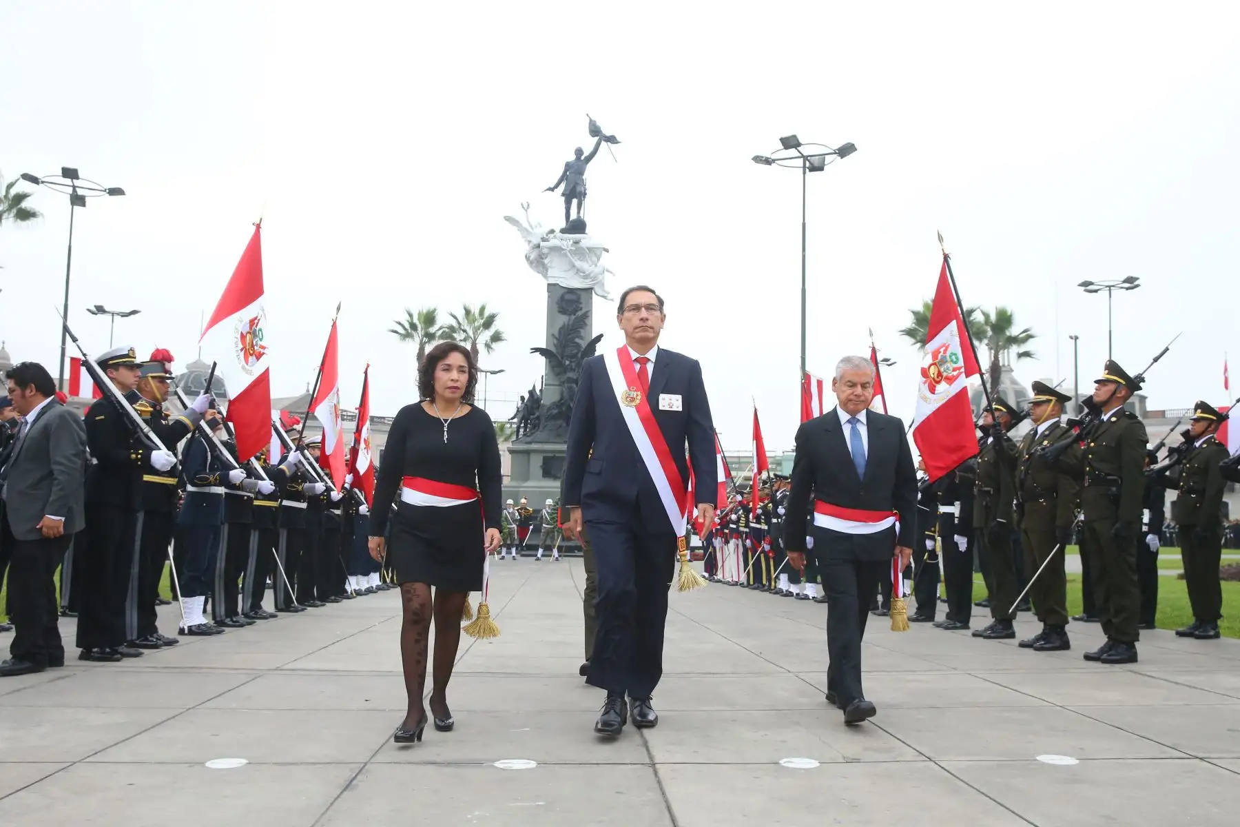 El presidente Martin Vizcarra y el jefe de gabinete César Villanueva, participan de la ceremonia por el 138.° aniversario de la Batalla de Arica y de Renovación del Juramento de Fidelidad a la Bandera, que se realiza en la Plaza Bolognesi. Foto: ANDINA/Prensa Presidencia