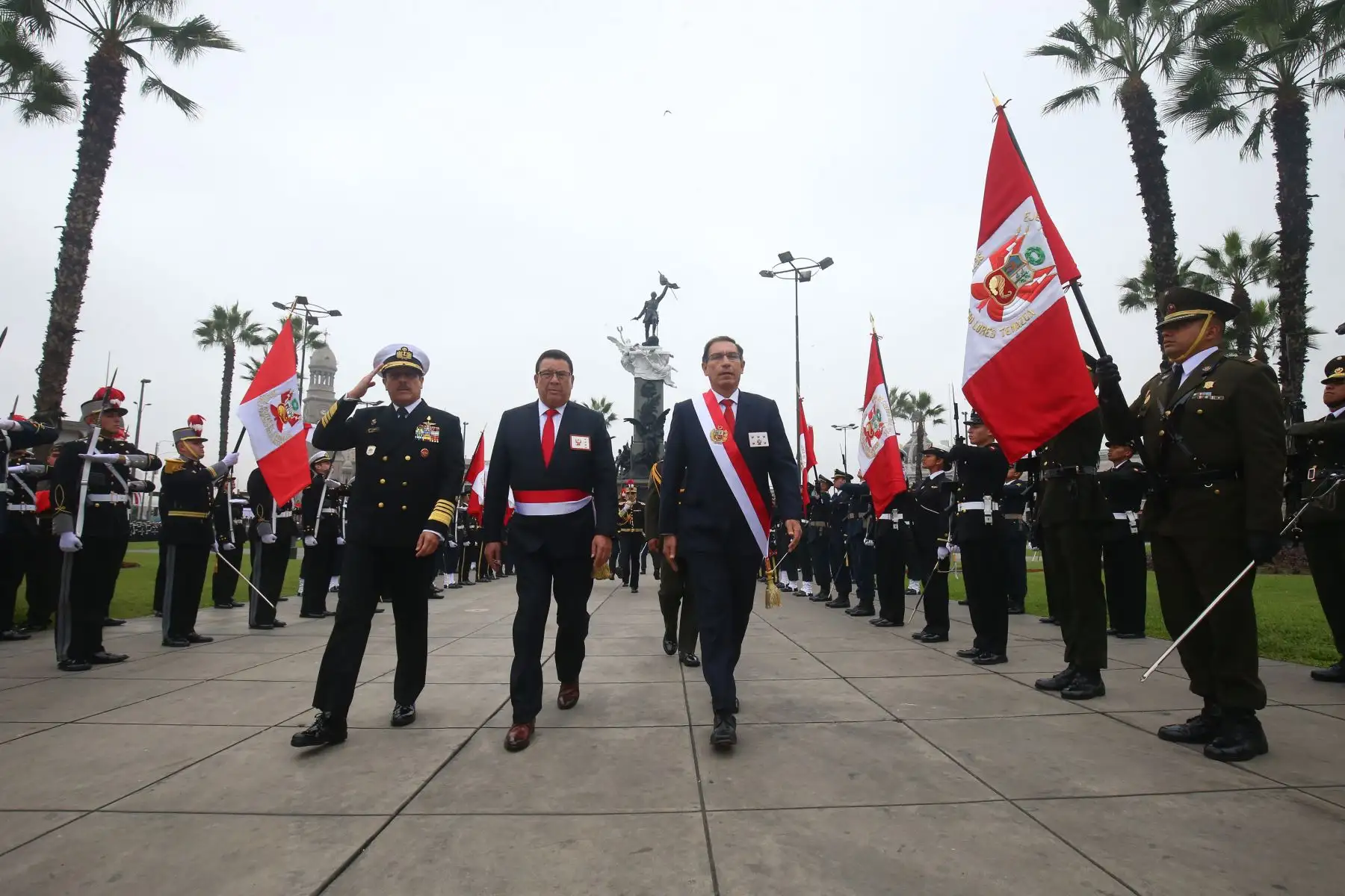 El presidente Martin Vizcarra y el jefe de gabinete César Villanueva, participan de la ceremonia por el 138.° aniversario de la Batalla de Arica y de Renovación del Juramento de Fidelidad a la Bandera, que se realiza en la Plaza Bolognesi. Foto: ANDINA/Prensa Presidencia
