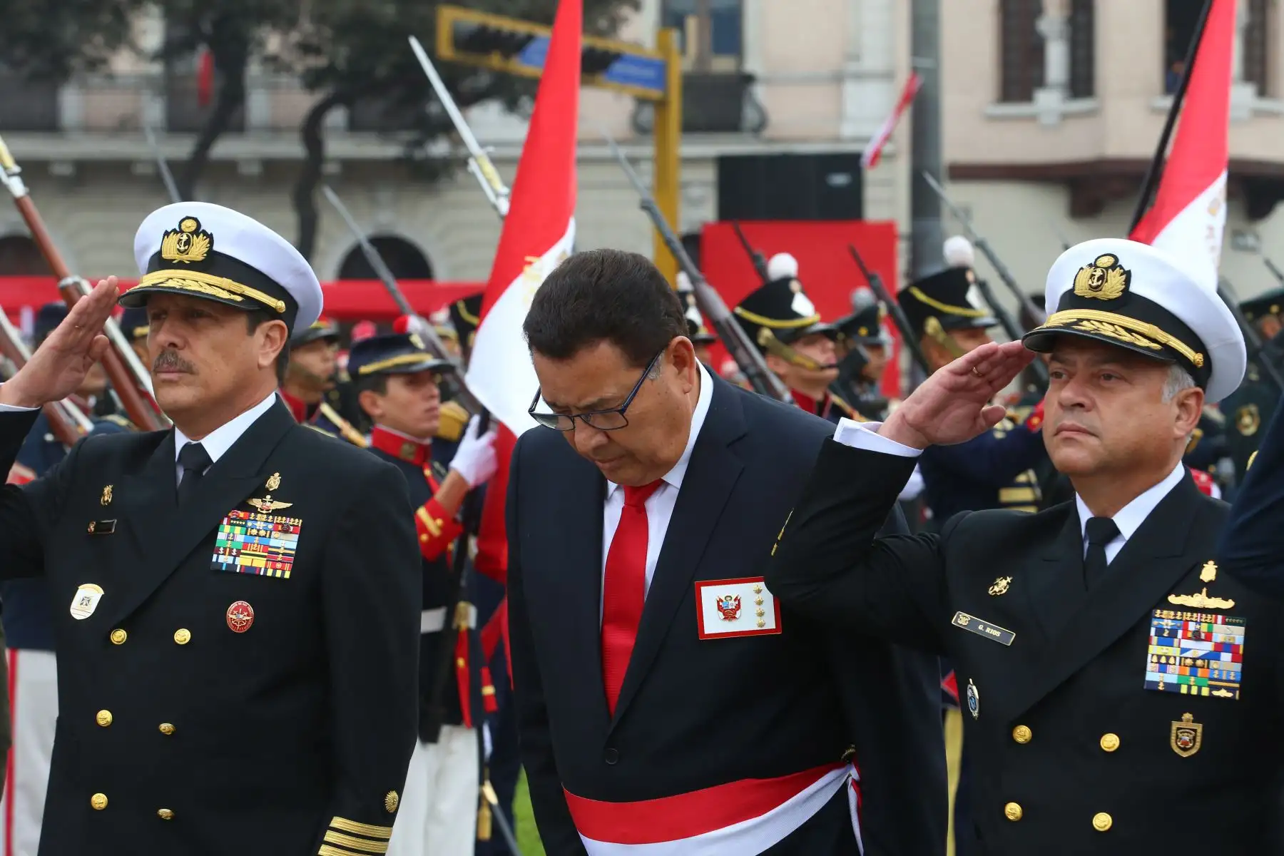 El ministro del Mindef, José Huertas, participan de la ceremonia por el 138.° aniversario de la Batalla de Arica y de Renovación del Juramento de Fidelidad a la Bandera, que se realiza en la Plaza Bolognesi. Foto: ANDINA/Prensa Presidencia