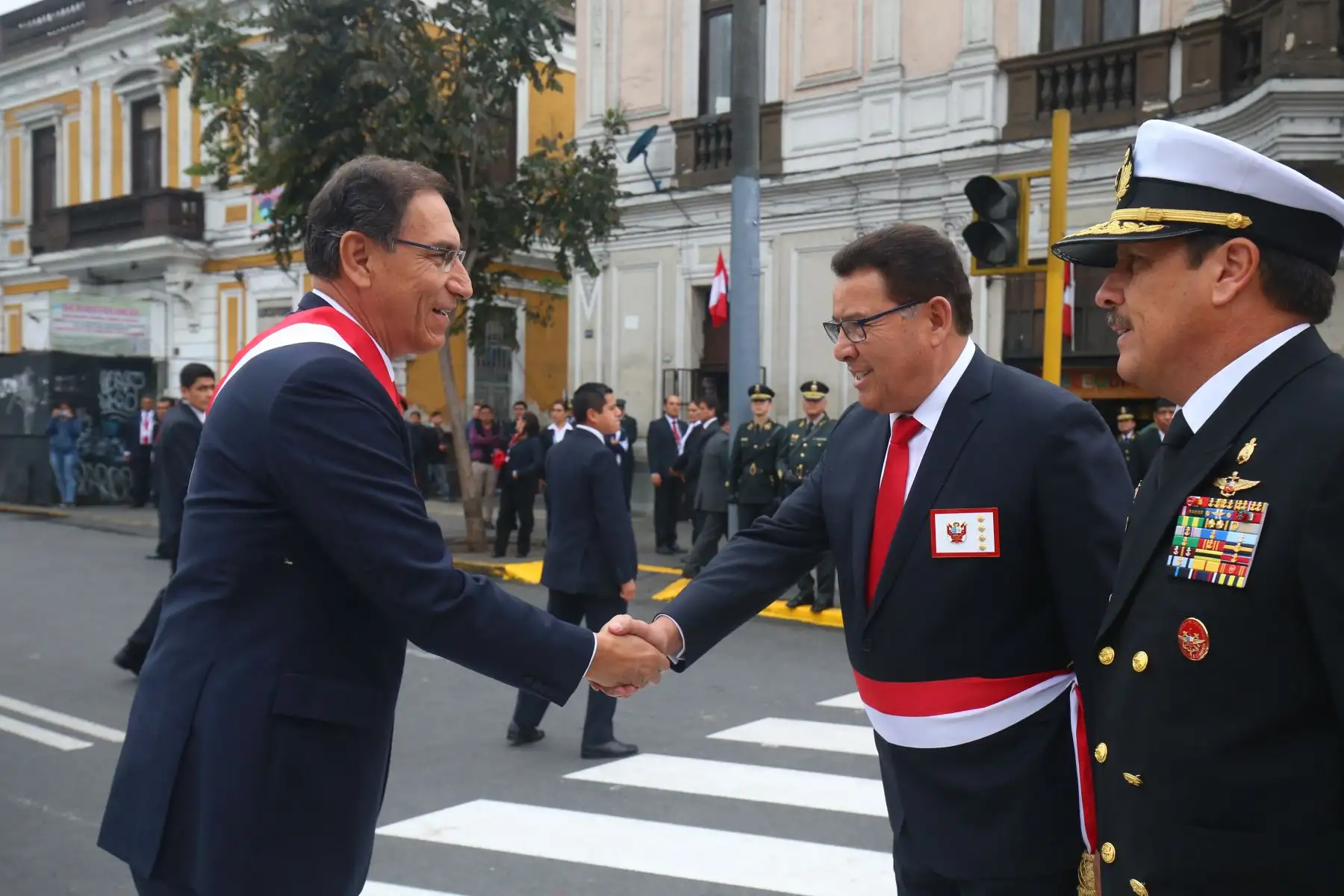 El presidente Martin Vizcarra y el ministro del Mindef, José Huertas, participan de la ceremonia por el 138.° aniversario de la Batalla de Arica y de Renovación del Juramento de Fidelidad a la Bandera, que se realiza en la Plaza Bolognesi. Foto: ANDINA/Prensa Presidencia