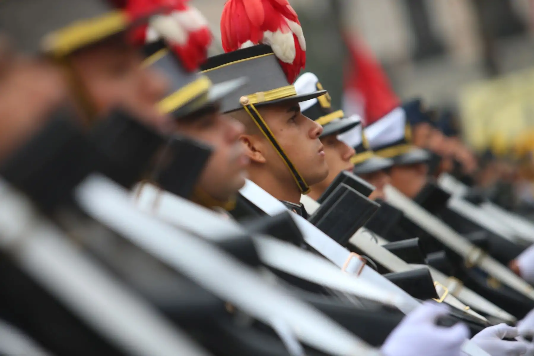 El presidente Martin Vizcarra y el ministro del Mindef, José Huertas, participan de la ceremonia por el 138.° aniversario de la Batalla de Arica y de Renovación del Juramento de Fidelidad a la Bandera, que se realiza en la Plaza Bolognesi. Foto: ANDINA/Prensa Presidencia